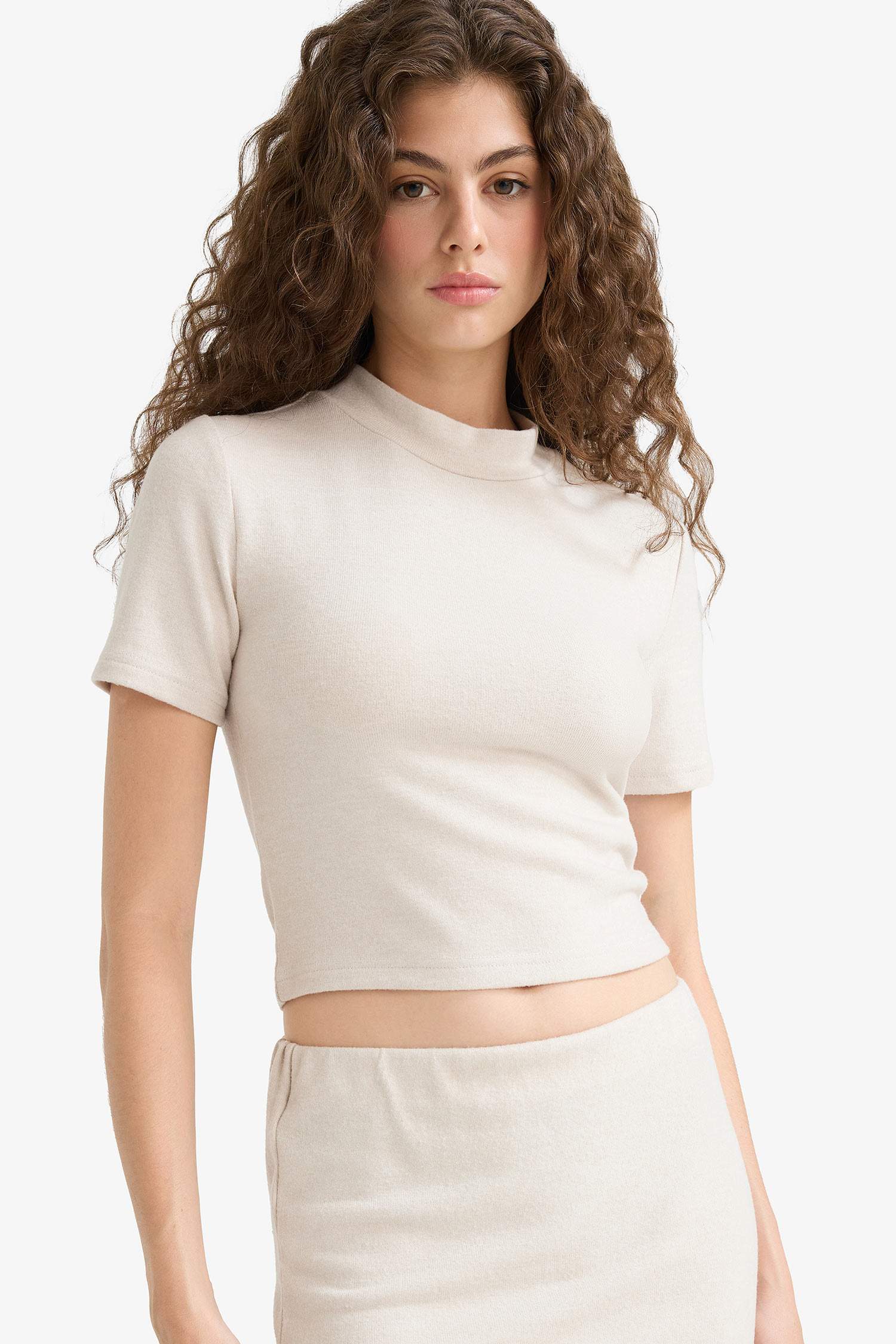 Футболка обтягивающего кроя с короткими рукавами и высоким воротником