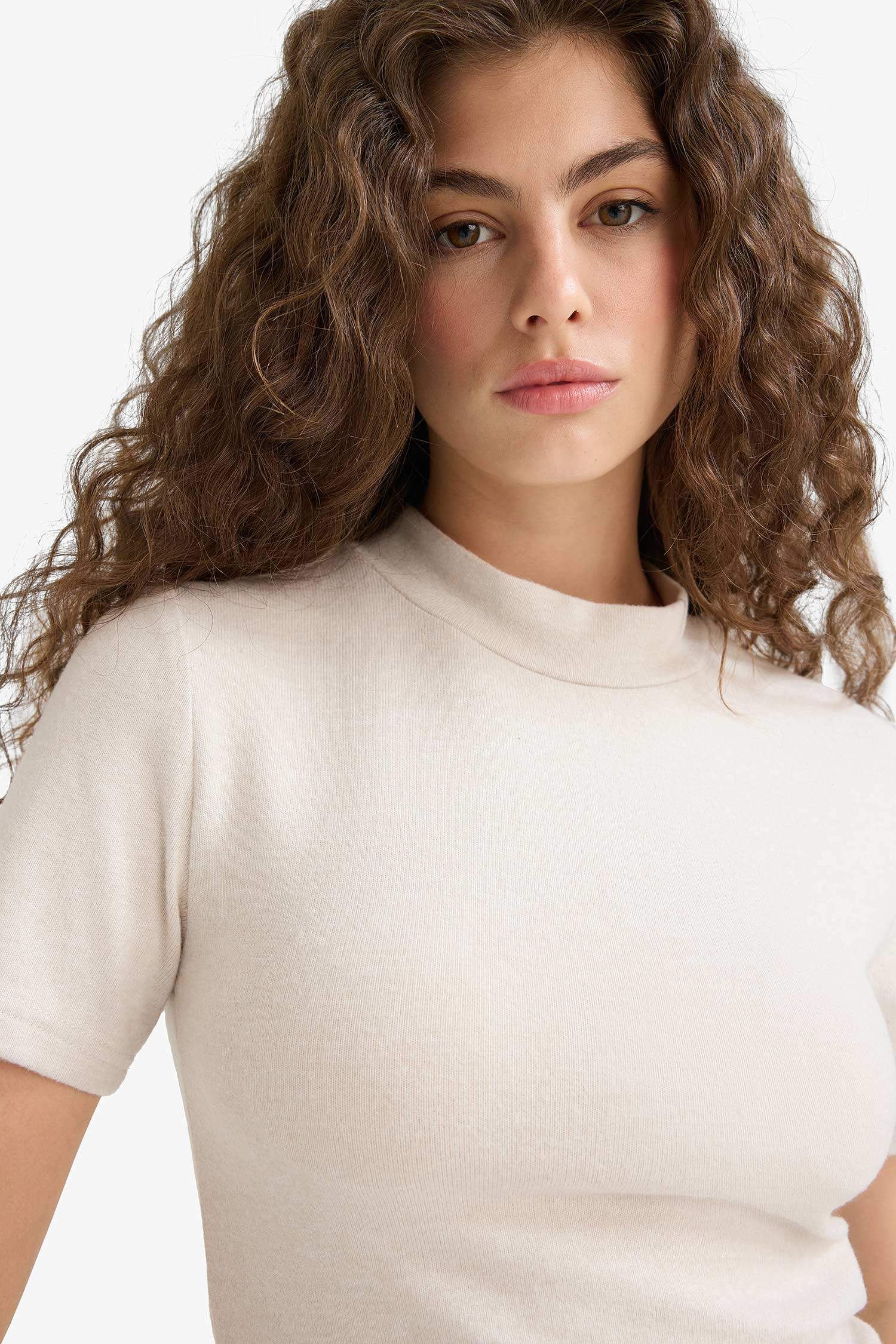 Футболка обтягивающего кроя с короткими рукавами и высоким воротником