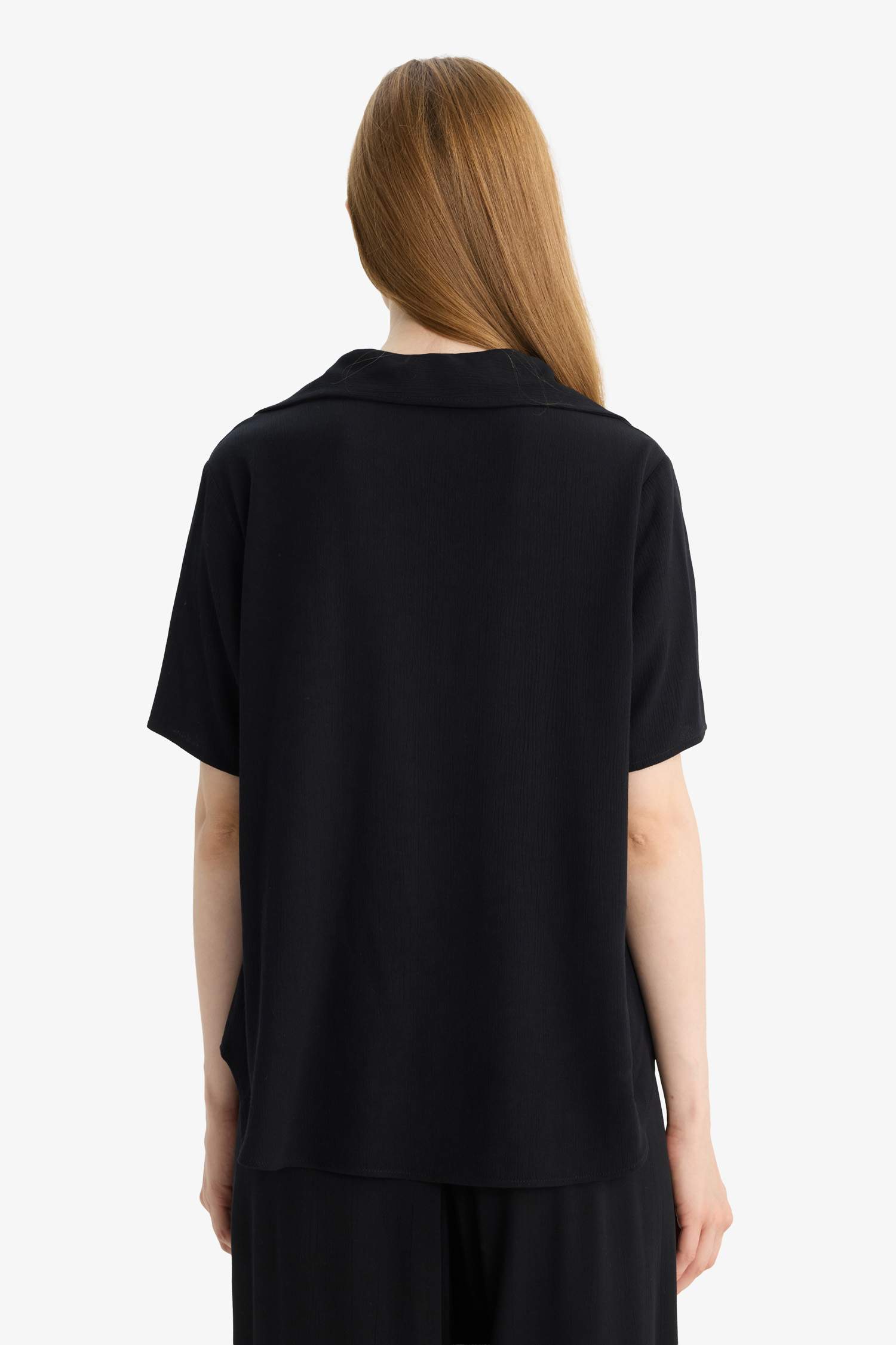 Regular Fit Kaçık Yaka Krinkıl Viskon Kısa Kollu Siyah Gömlek