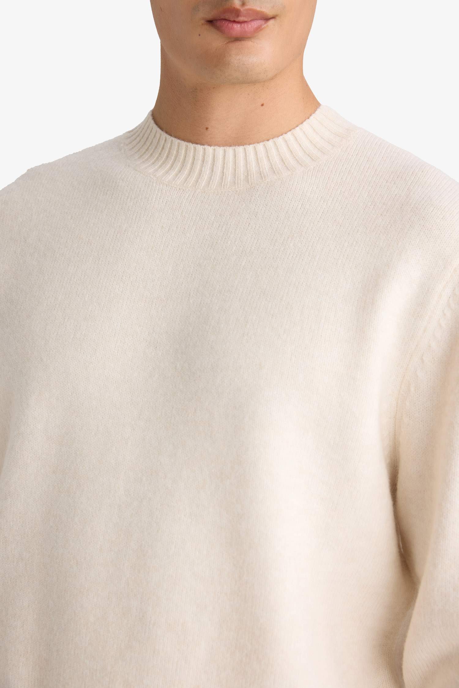 بلوفر صوف برقبة دائرية مقاس ريلاكس فيت قصة مريحة