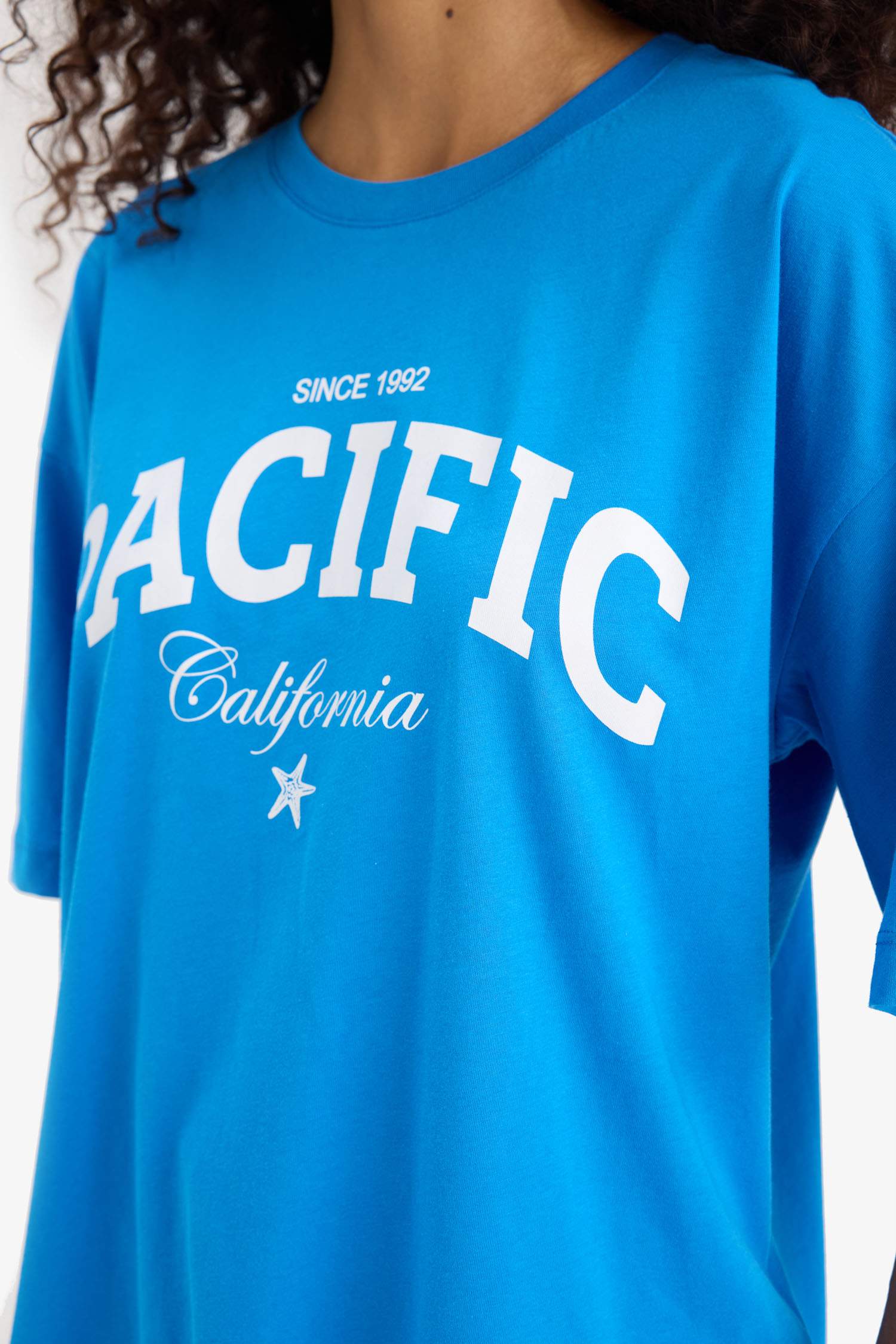 تيشيرت نص ردن قصة عادية وطبعة شعار