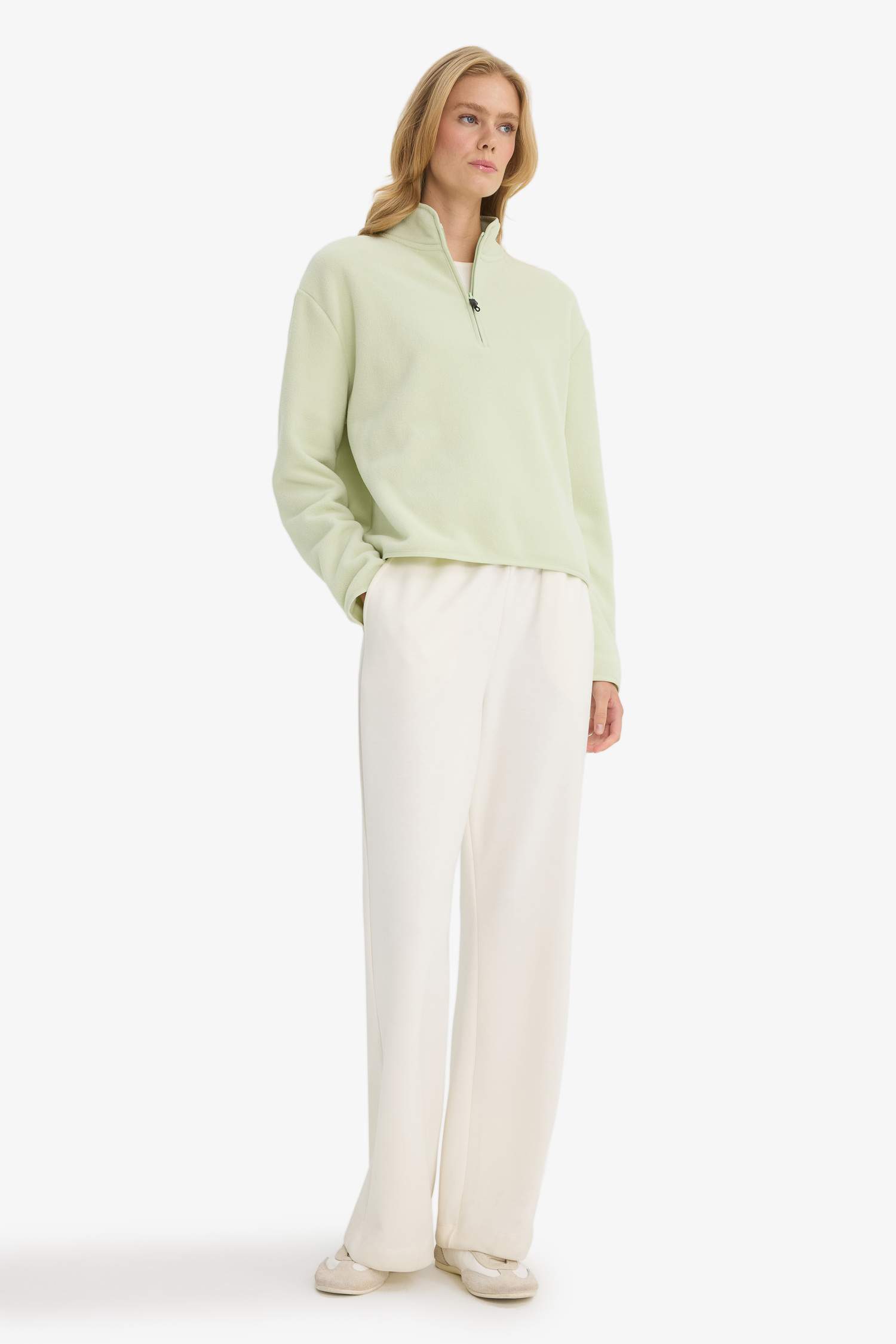 سويت شيرت قصة مريحة برقبة عالية