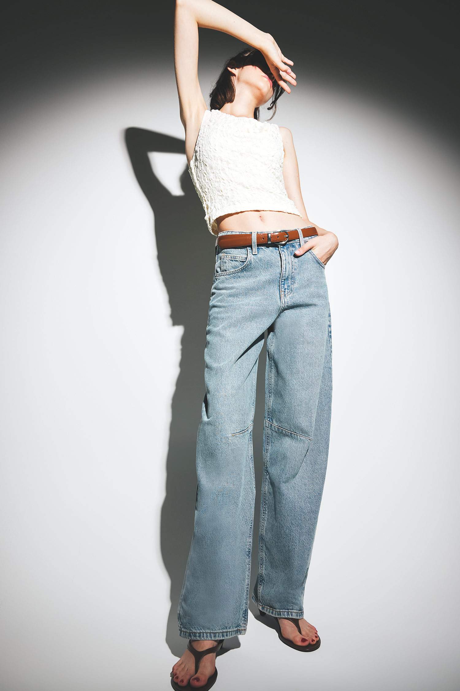 Slim Fit Dar Kesim Degaje Yaka Kolsuz Dantel Bluz