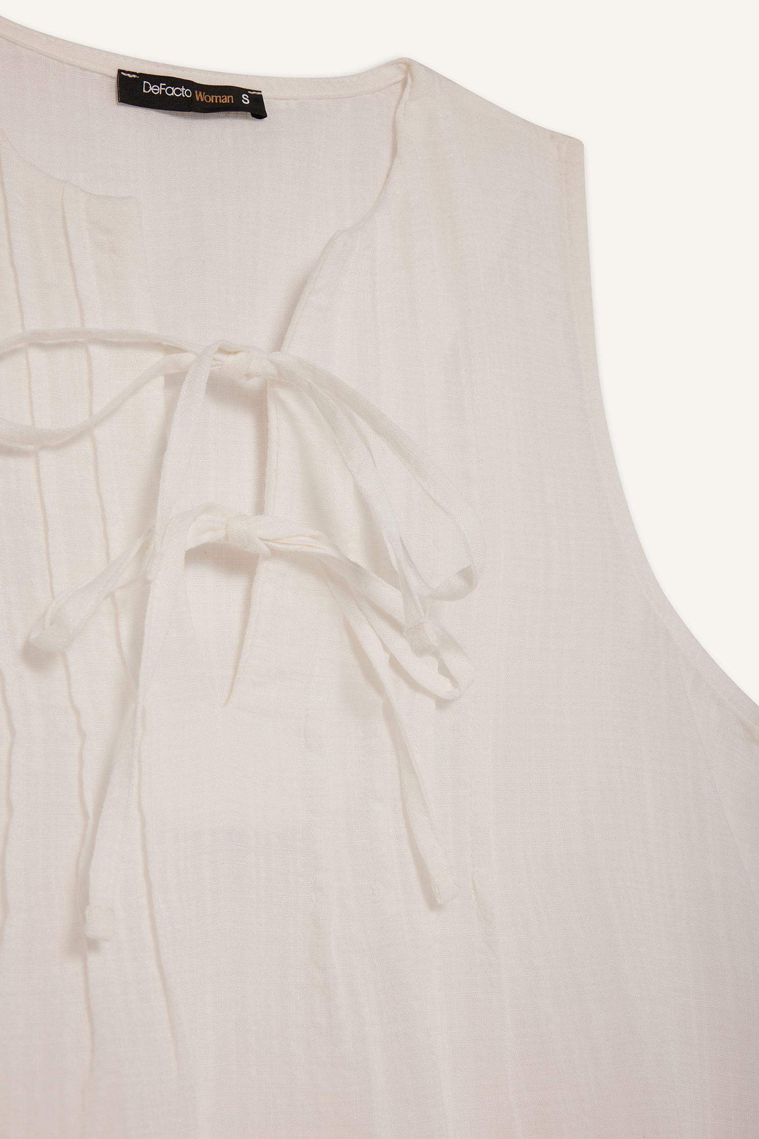 Regular Fit Bisiklet Yaka Önden Bağlamalı Kolsuz Bluz