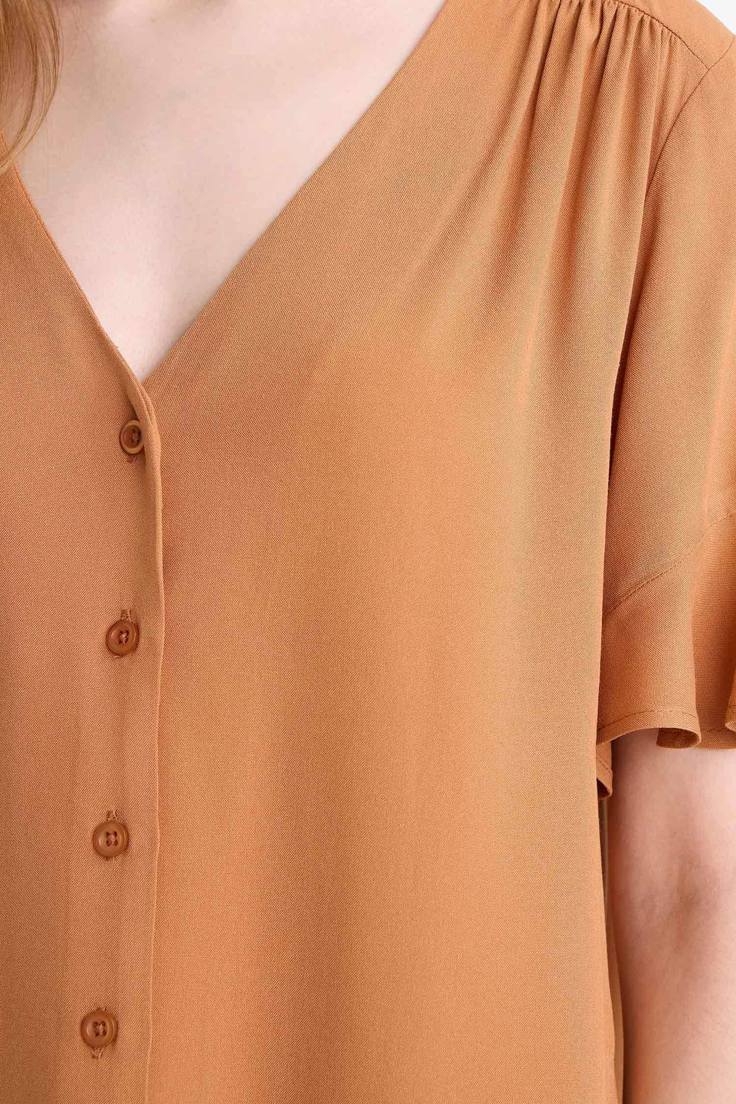 Regular Fit V Yaka Kısa Kollu Gömlek