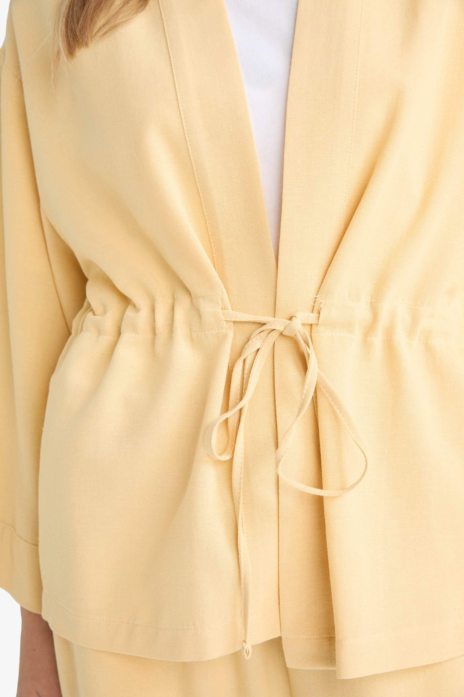 Удлинённая рубашка-блузка с разрезом и длинными рукавами