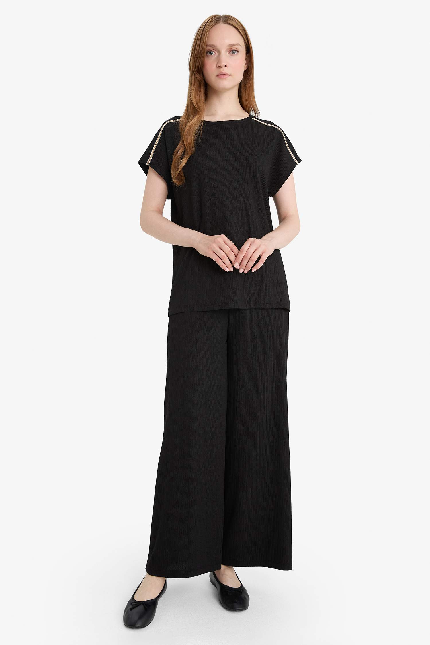 Pantalon droit en tissu froissé à taille élastique