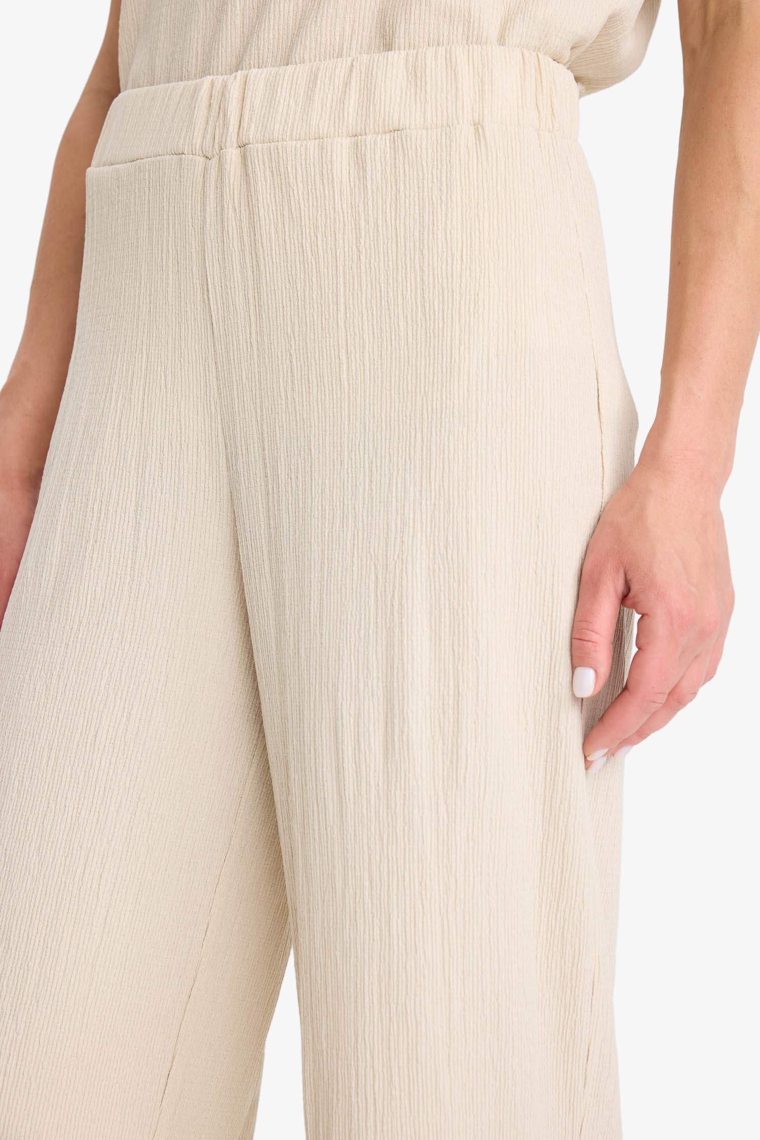 Elastic Waist Straight Leg Crepe Capri Pants