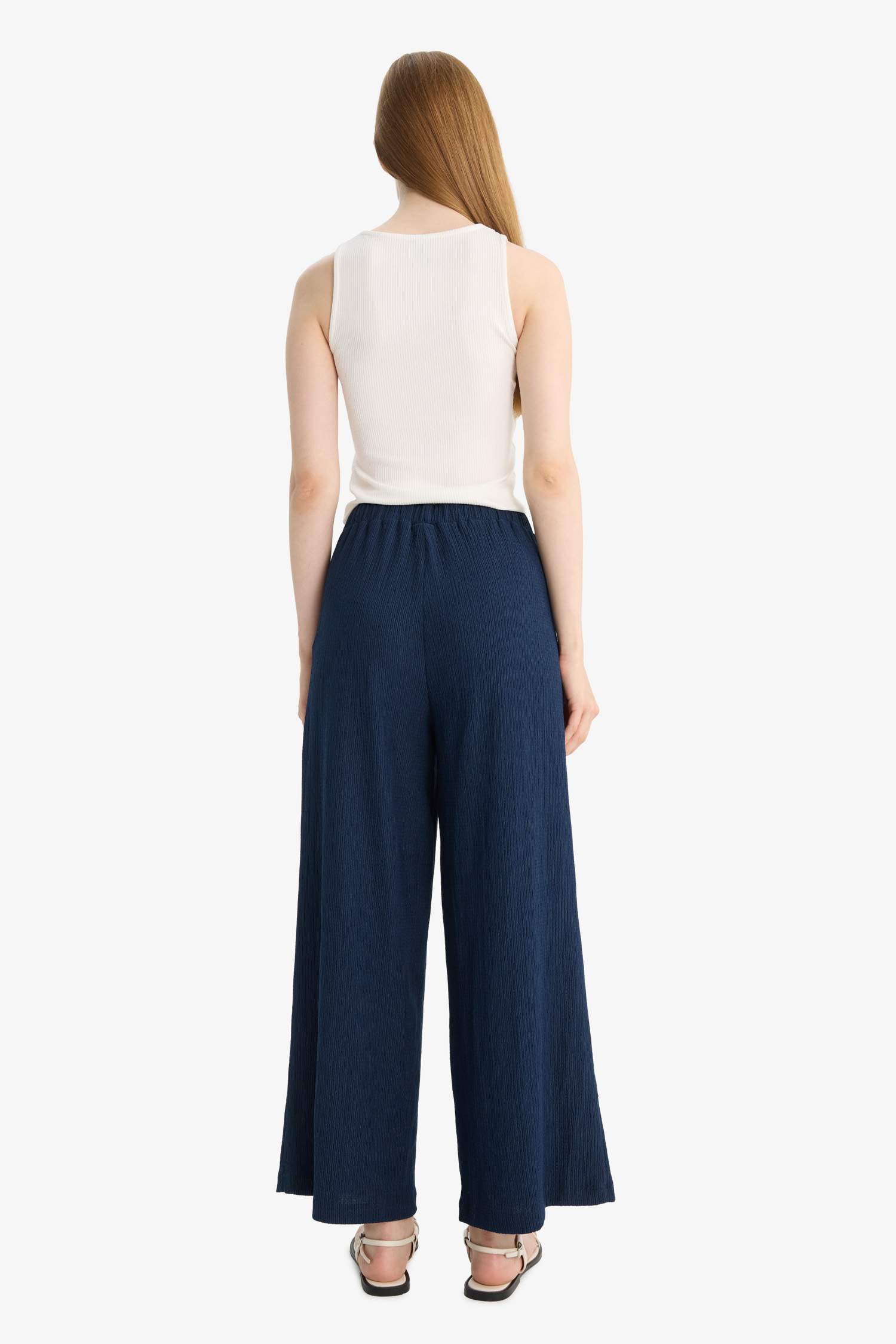 بنطرون منسوج برجل عادي