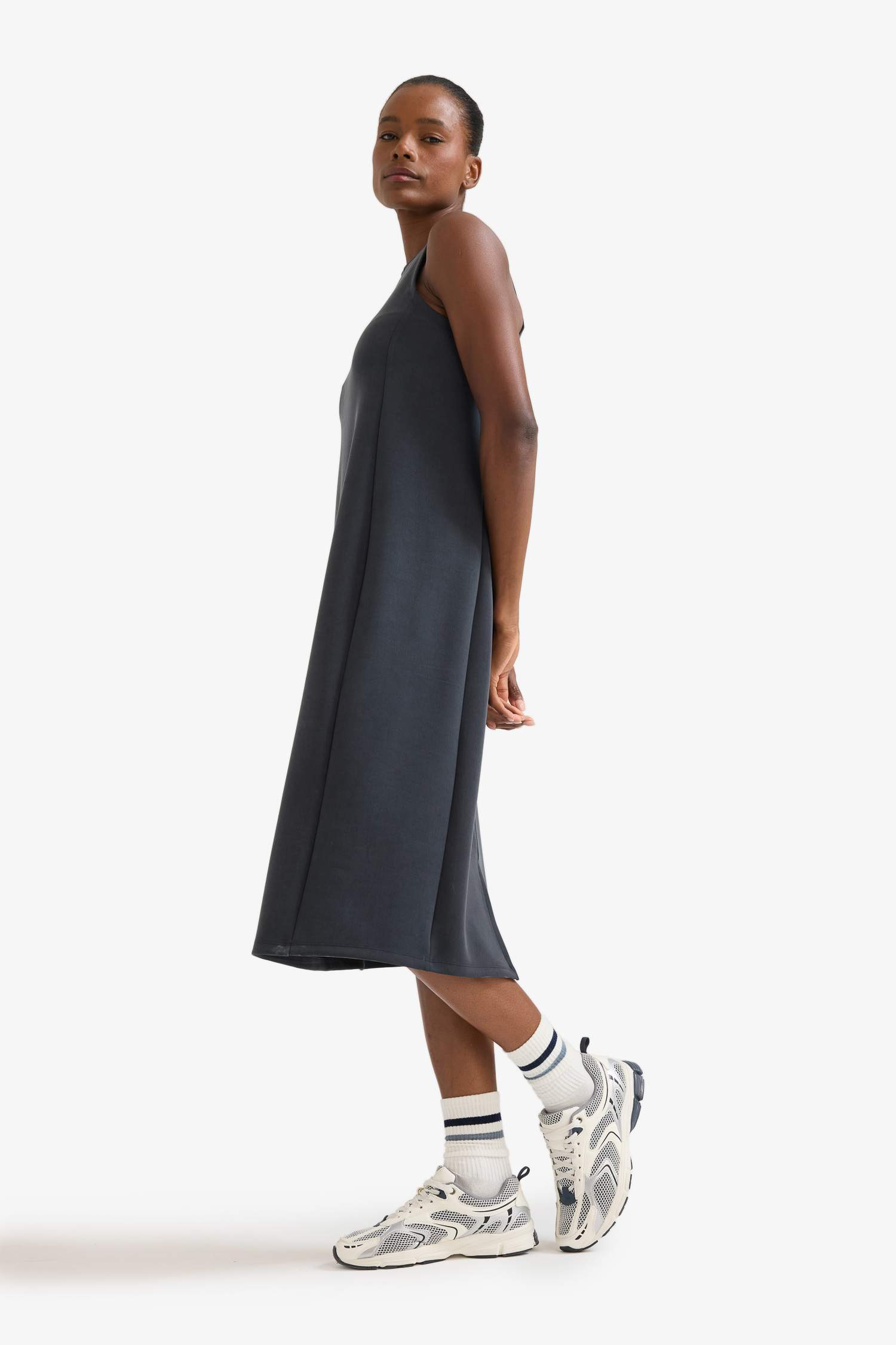 DeFactoFit Yuvarlak Yaka Modal Kolsuz Midi Elbise