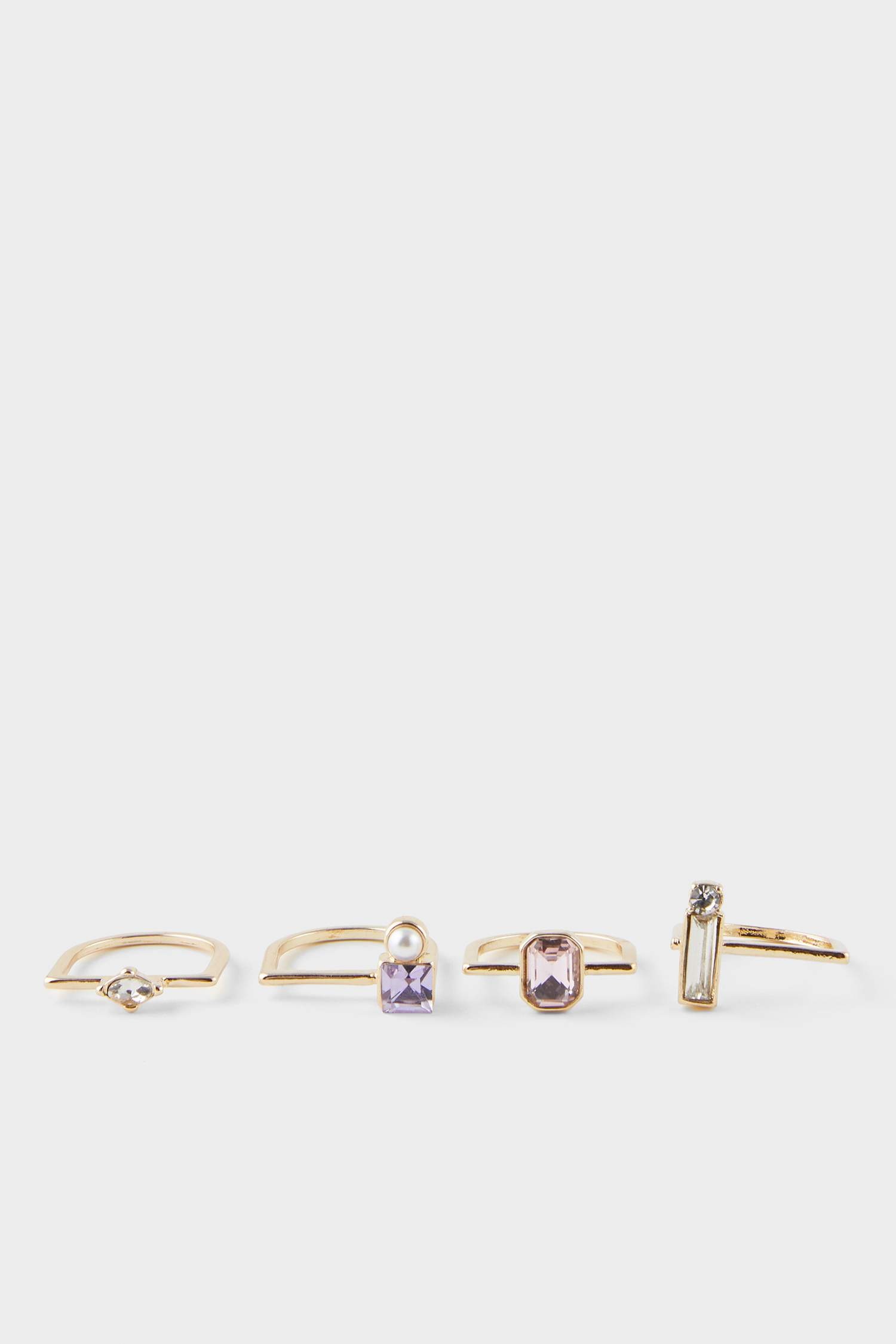 Woman 4 Piece Stoned Gold Rings