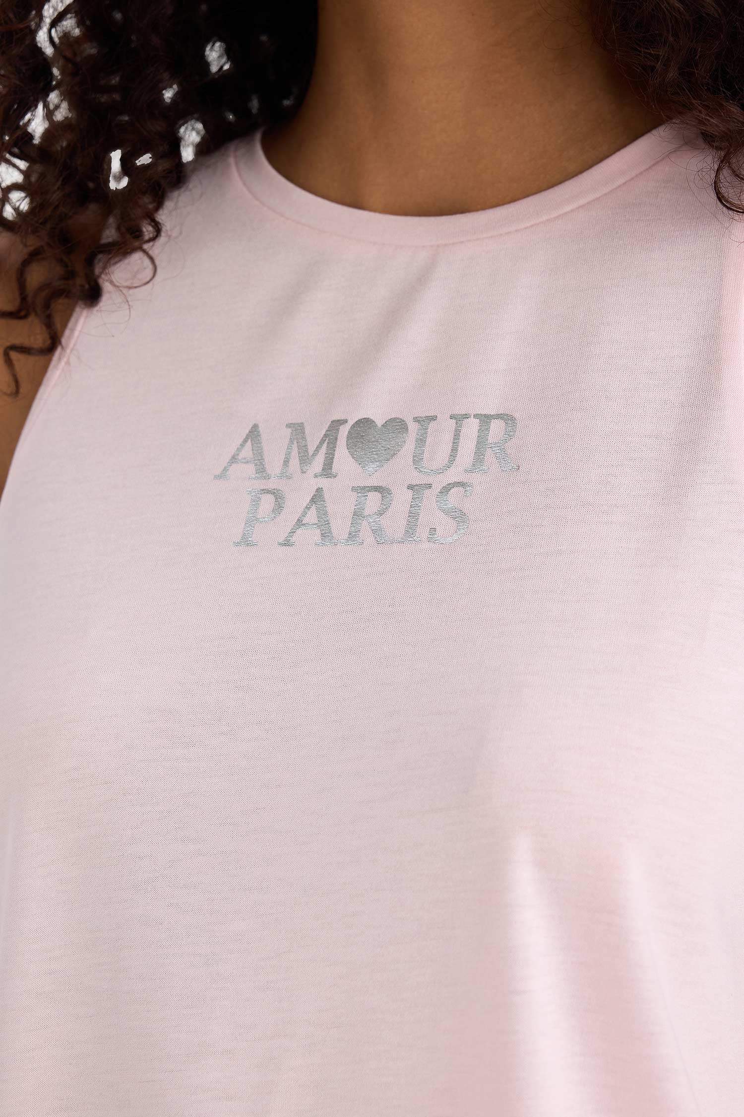 تيشيرت كت قصة مريحة وطبعة شعار