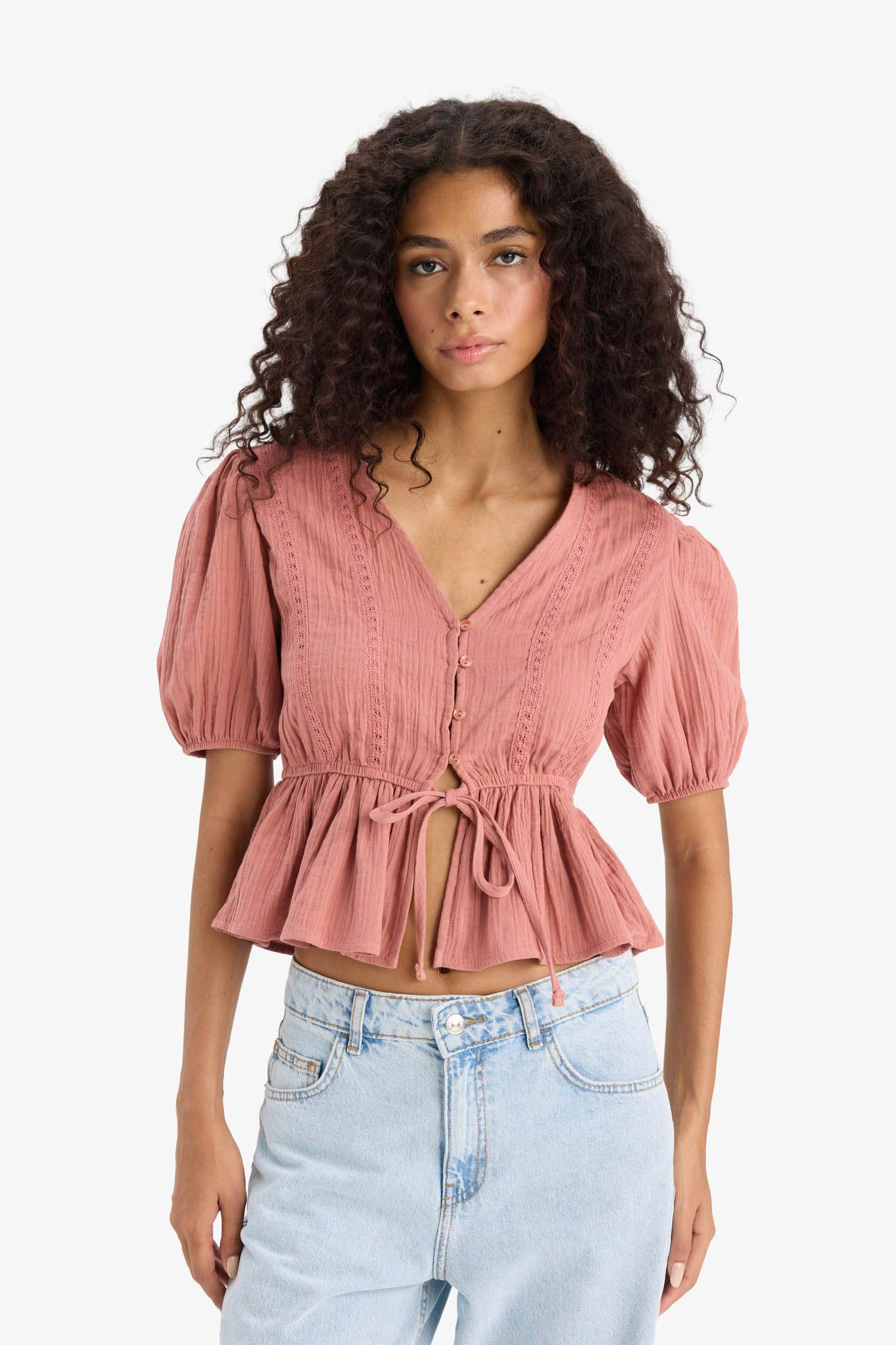 Приталенная блузка с вырезом V и завязкой, короткие рукава, из муслина