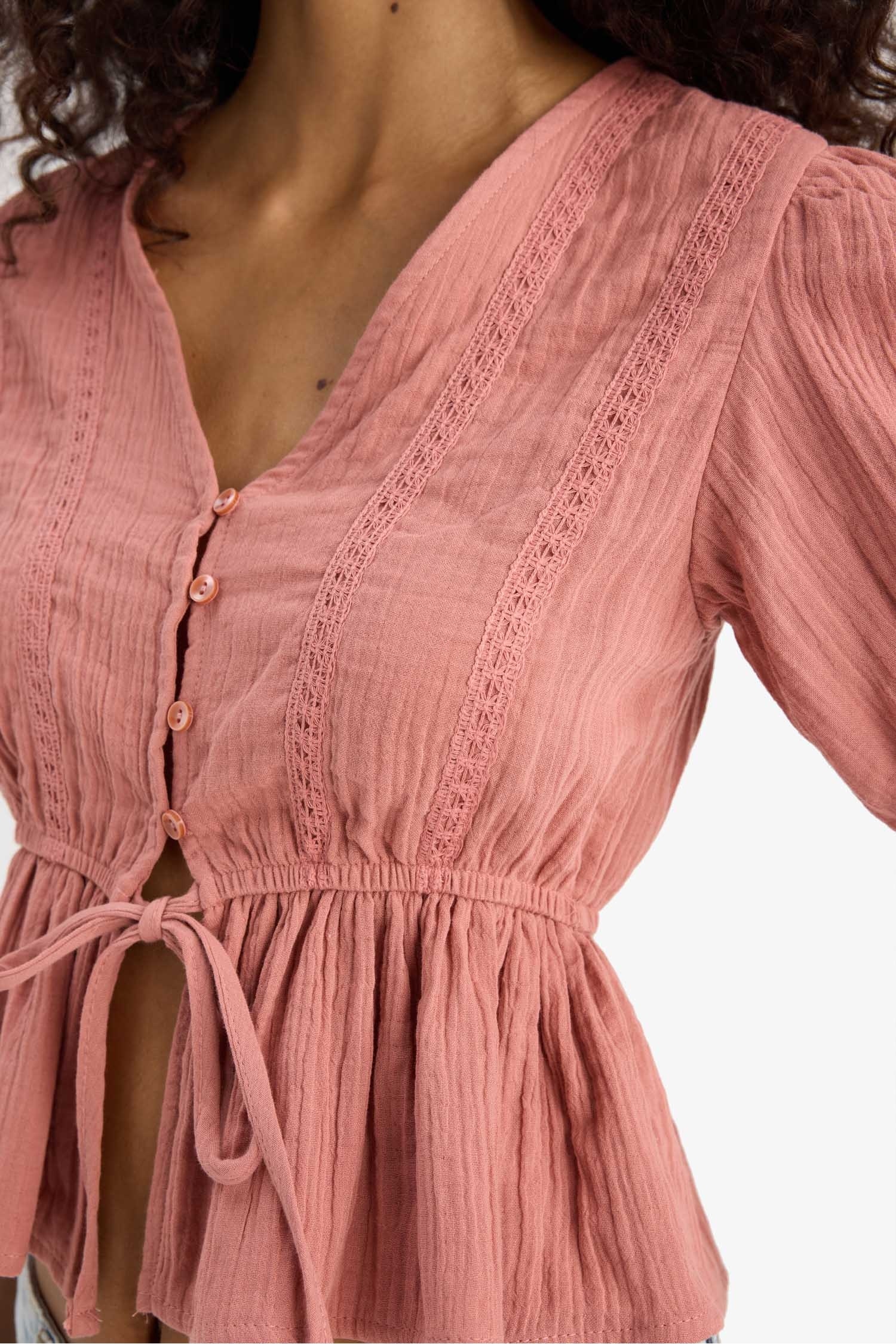 Приталенная блузка с вырезом V и завязкой, короткие рукава, из муслина