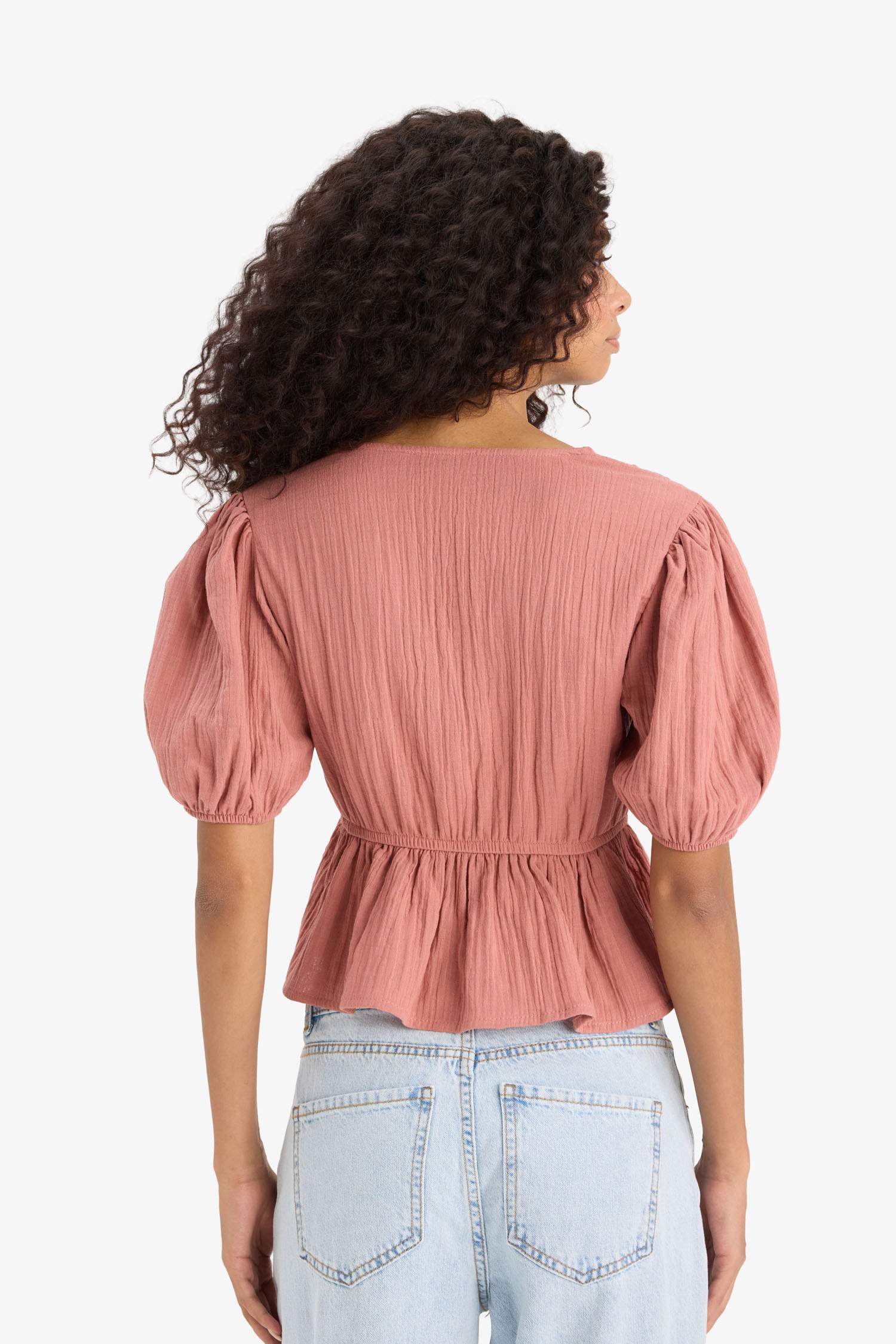 Приталенная блузка с вырезом V и завязкой, короткие рукава, из муслина