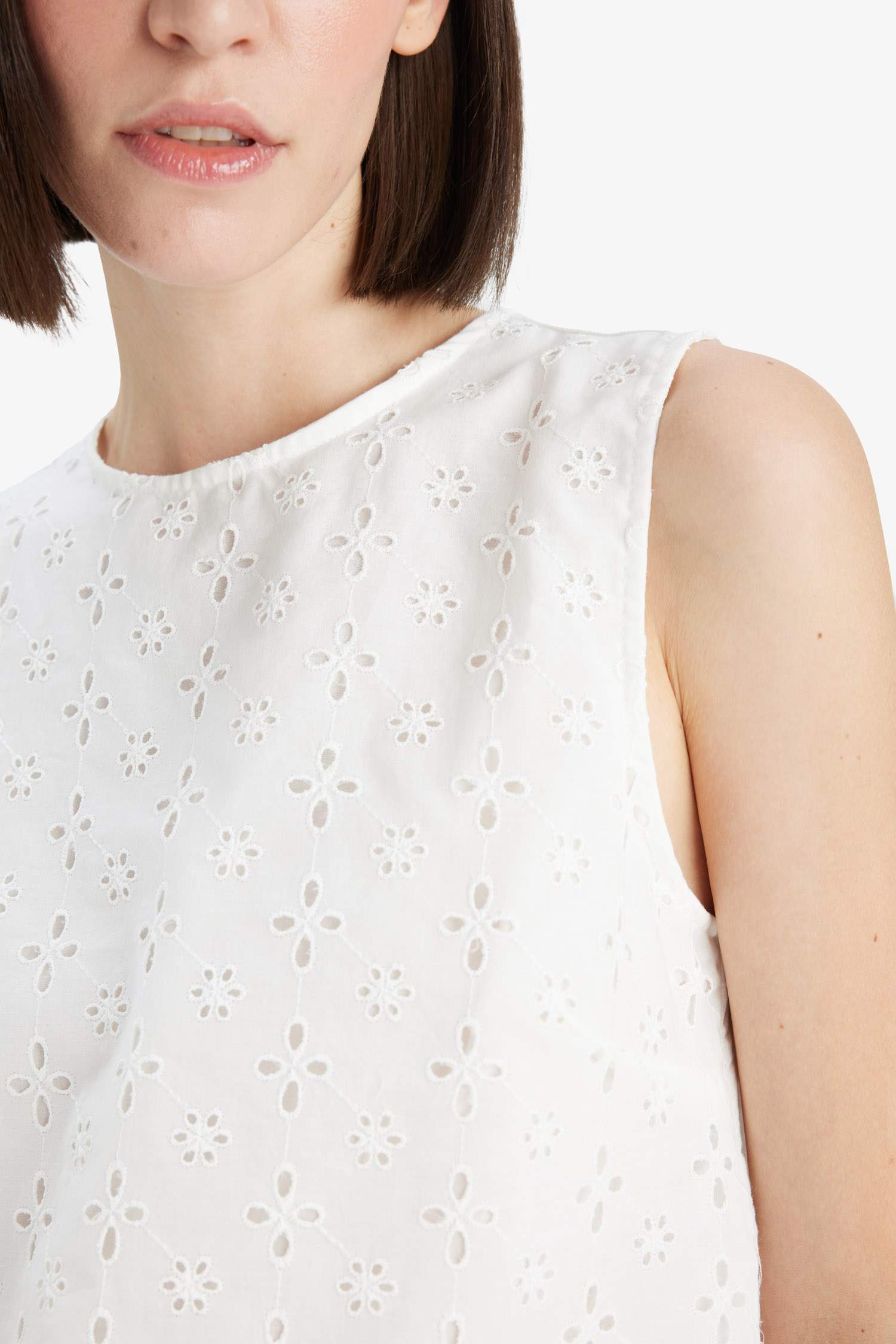 Блузка без рукавов стандартного кроя с круглым вырезом и вышивкой