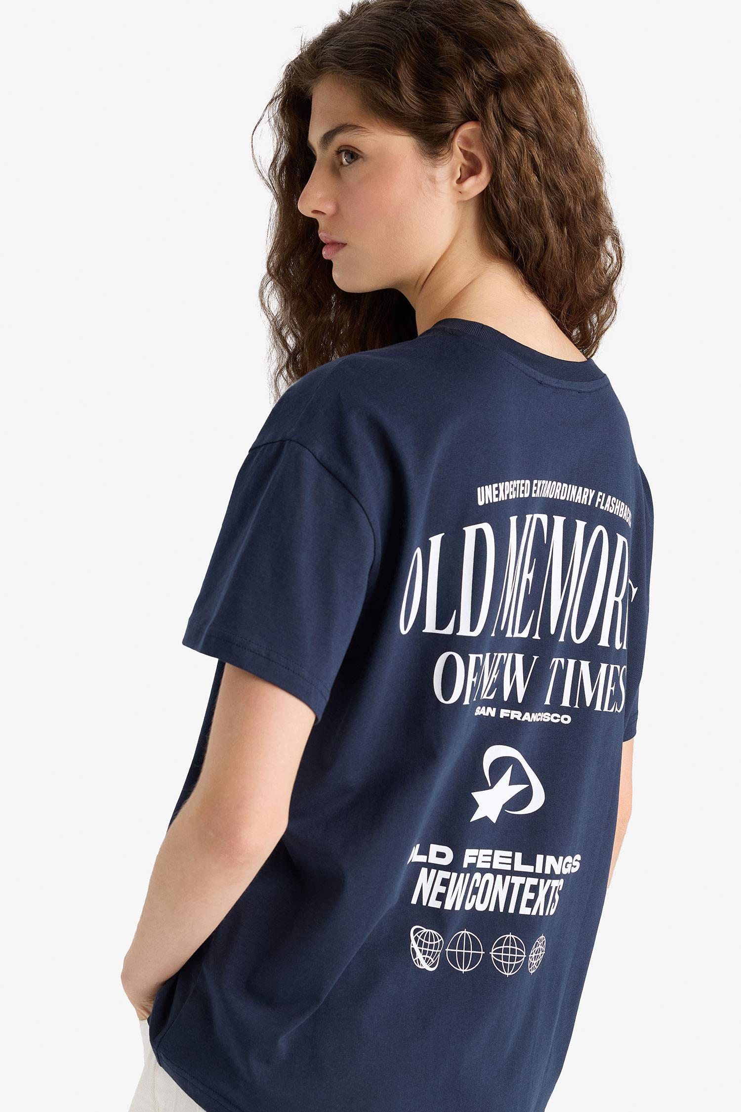 Oversize Geniş Kalıp Bisiklet Yaka Sırt Baskılı Kısa Kollu Tişört