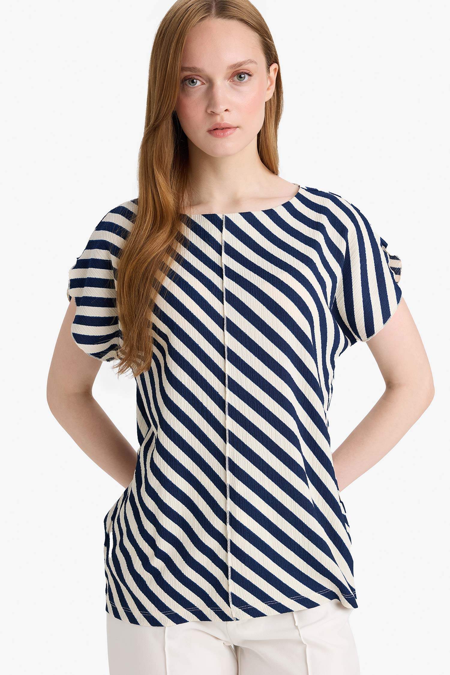 Regular Fit Kayık Yaka Bürümcük Çizgili Kısa Kollu Tişört