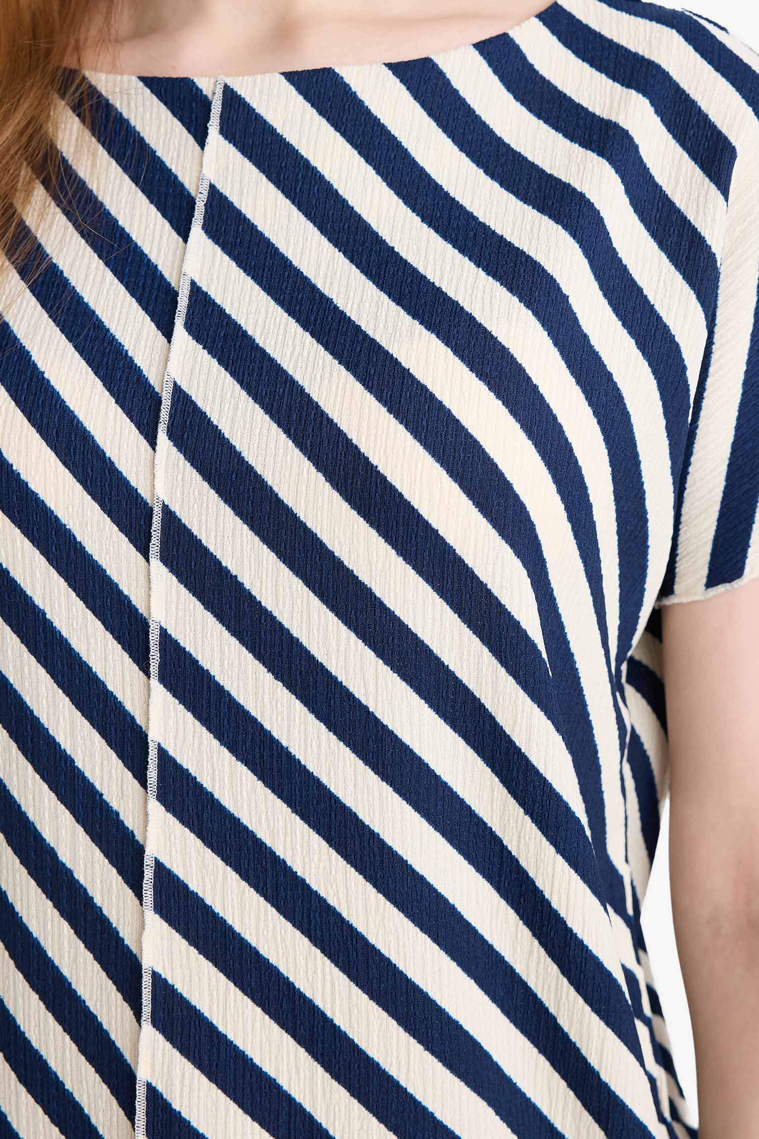 Regular Fit Kayık Yaka Bürümcük Çizgili Kısa Kollu Tişört
