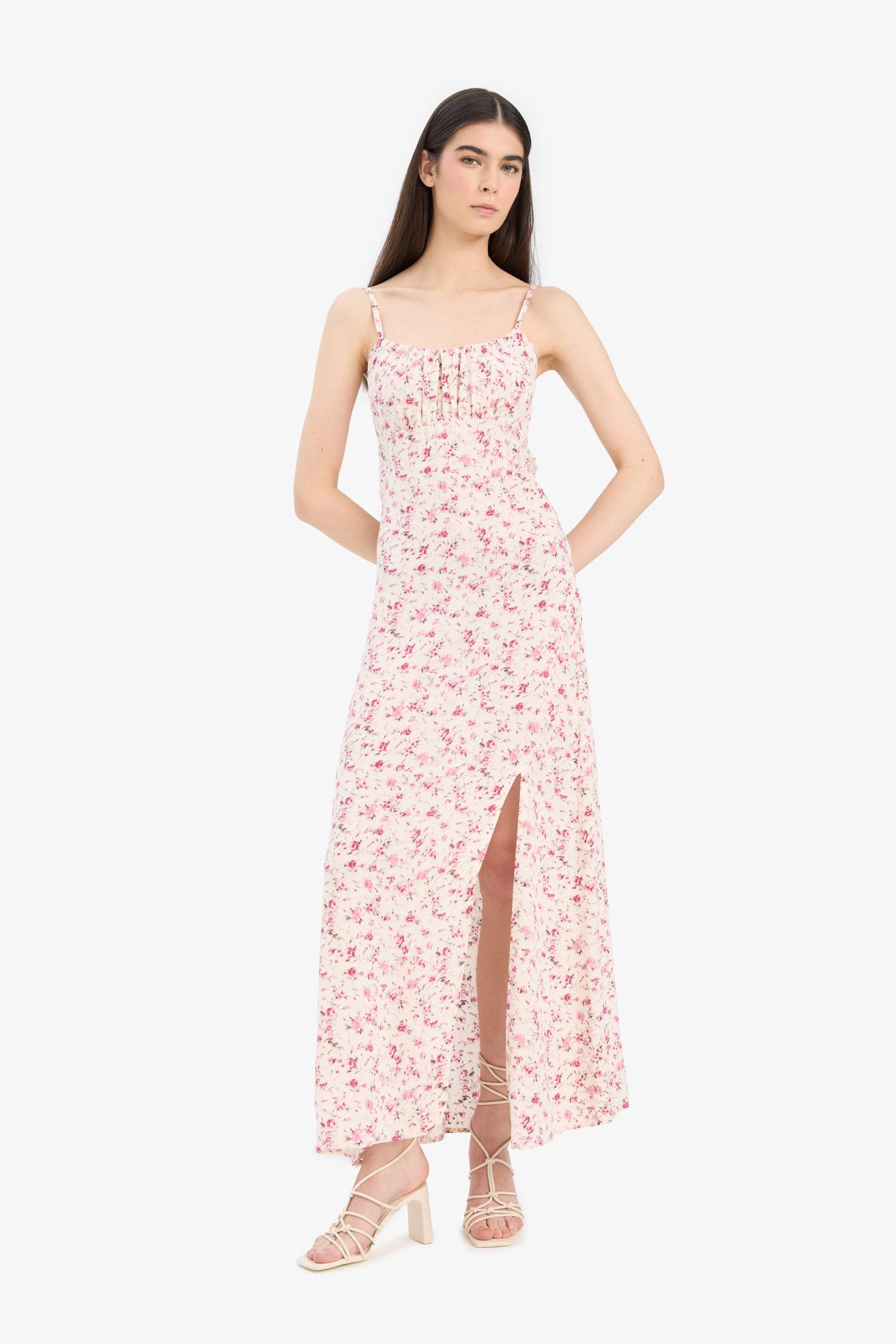 Yuvarlak Yaka Çiçekli Krinkıl Viskon Askılı Yırtmaçlı Midi Yazlık Elbise