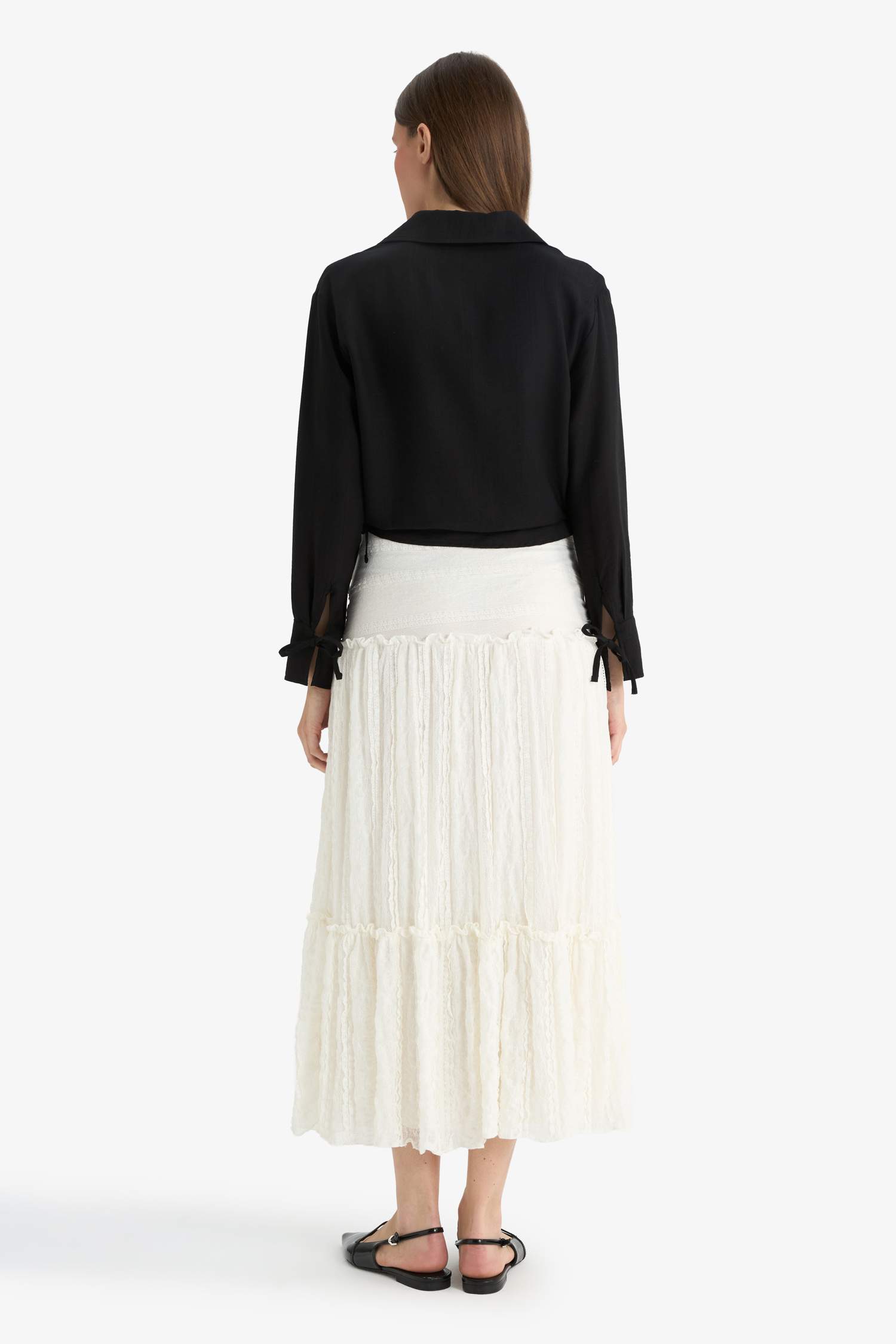 تنورة دانتيل بقصة A