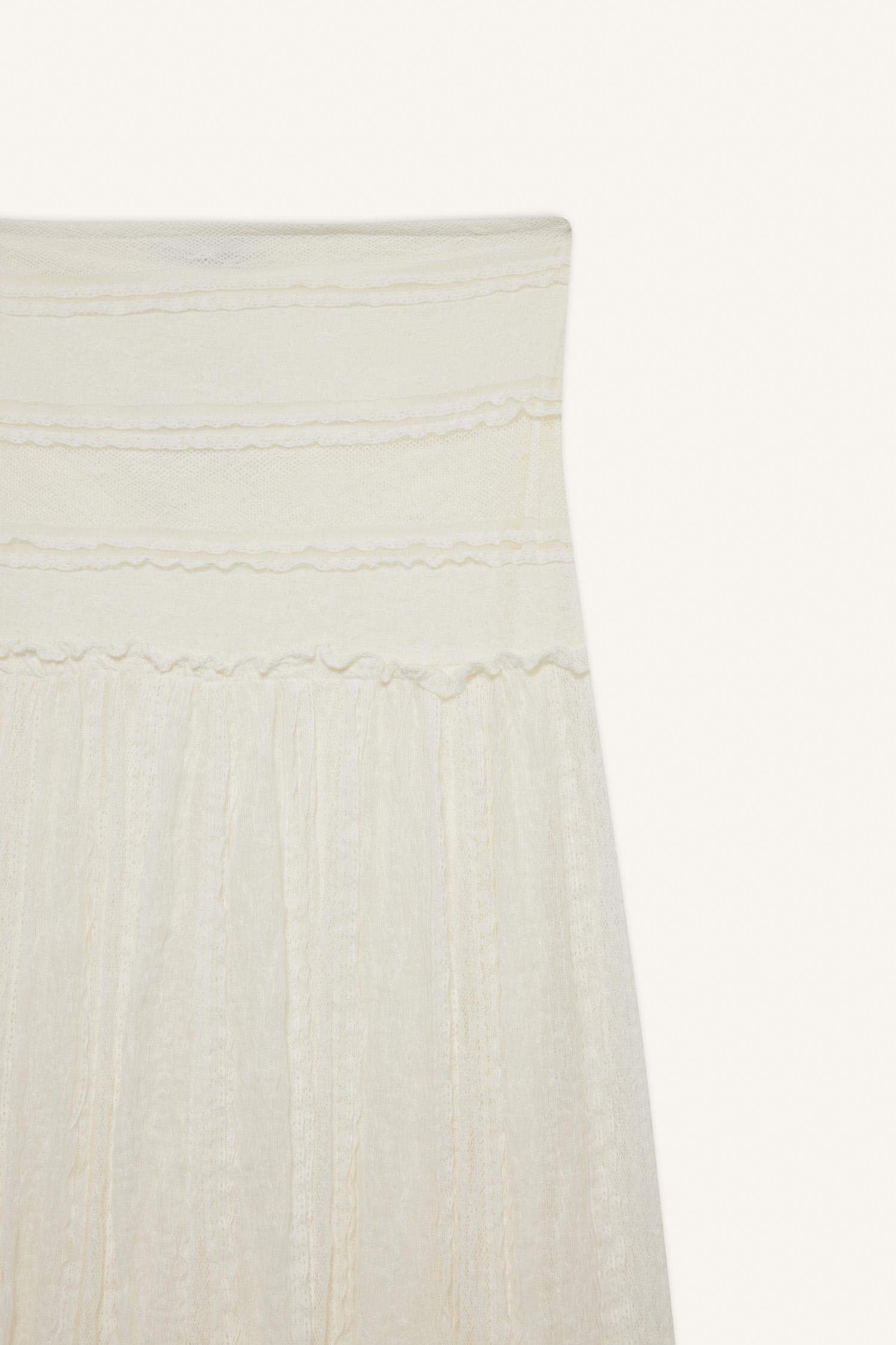 تنورة دانتيل بقصة A