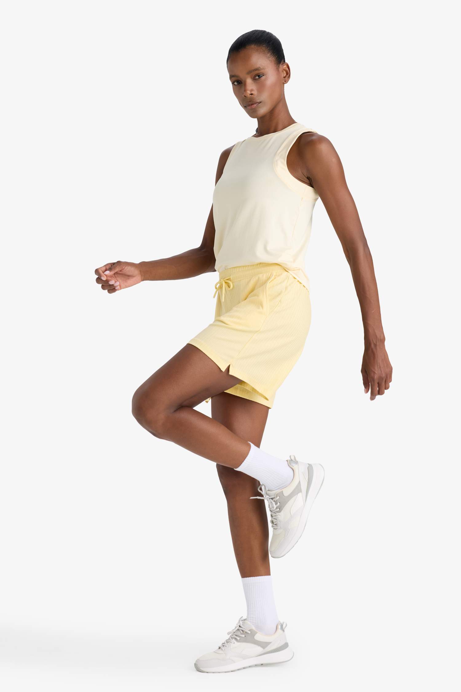 شورت قصير رياضي قصة عادية بجيب من DeFactoFit