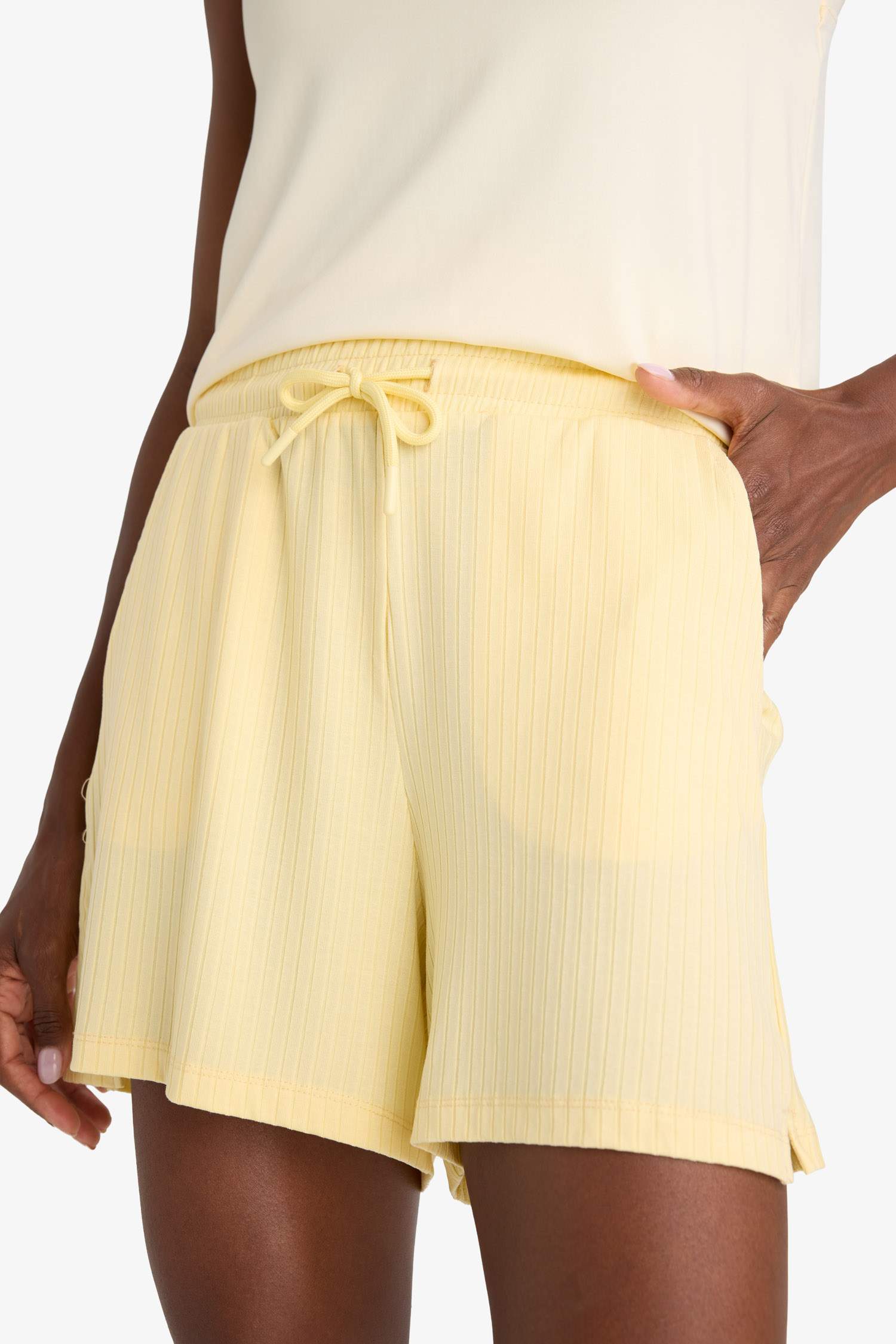 شورت قصير رياضي قصة عادية بجيب من DeFactoFit