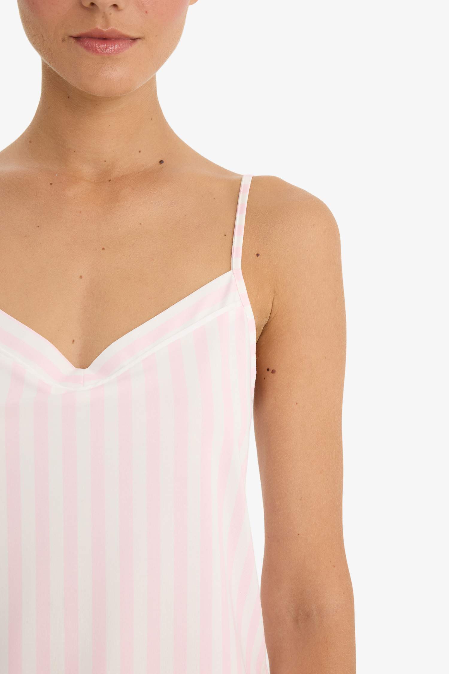 Regular Fit V Yaka Askılı Üst-Fall in Love