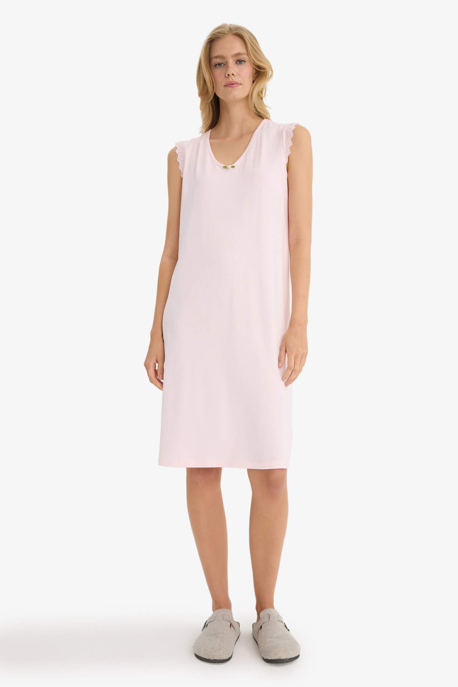 Fall in Love Regular Fit V-Neck Sleeveless Nightgown