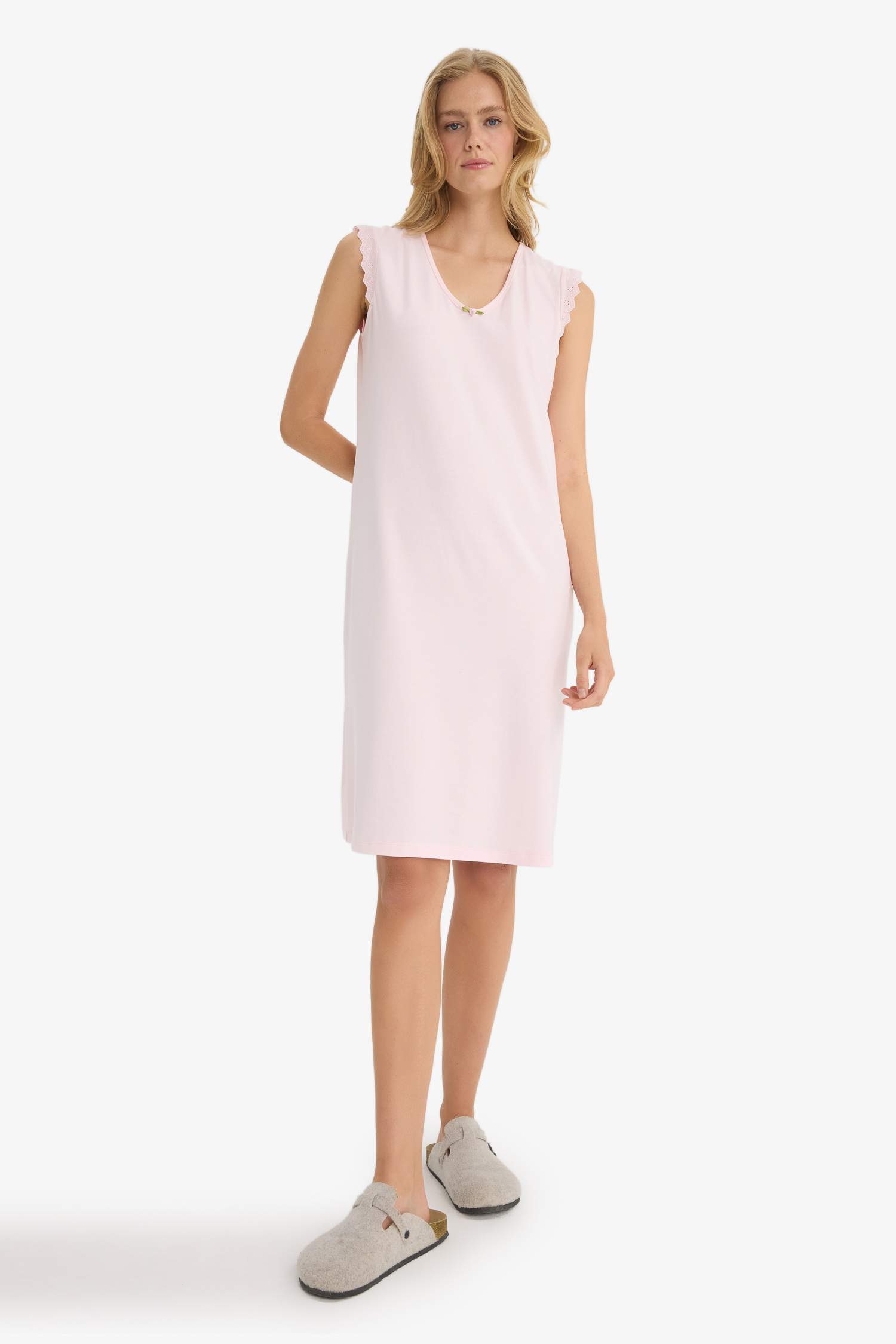 Fall in Love Regular Fit V-Neck Sleeveless Nightgown