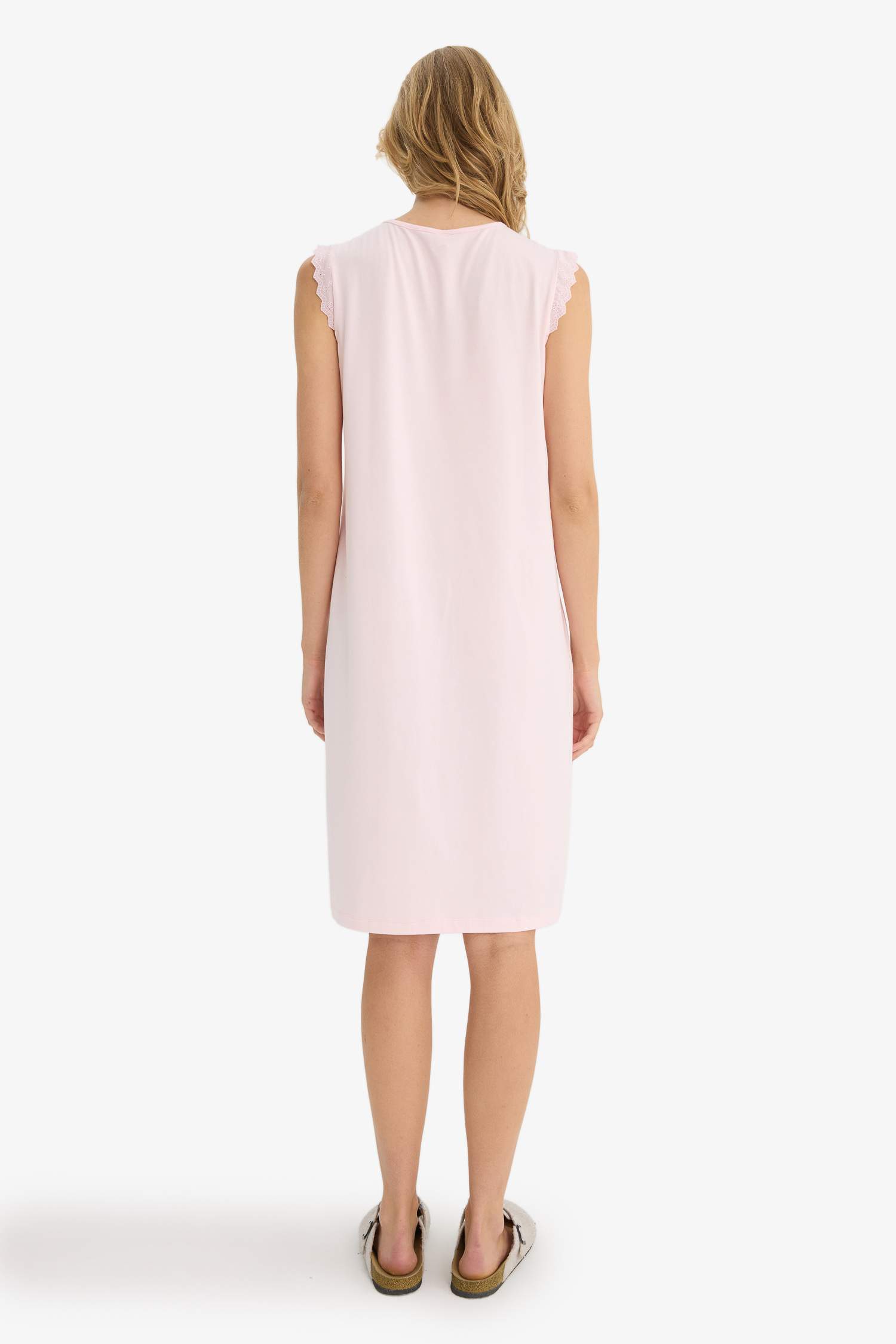 Fall in Love Regular Fit V-Neck Sleeveless Nightgown