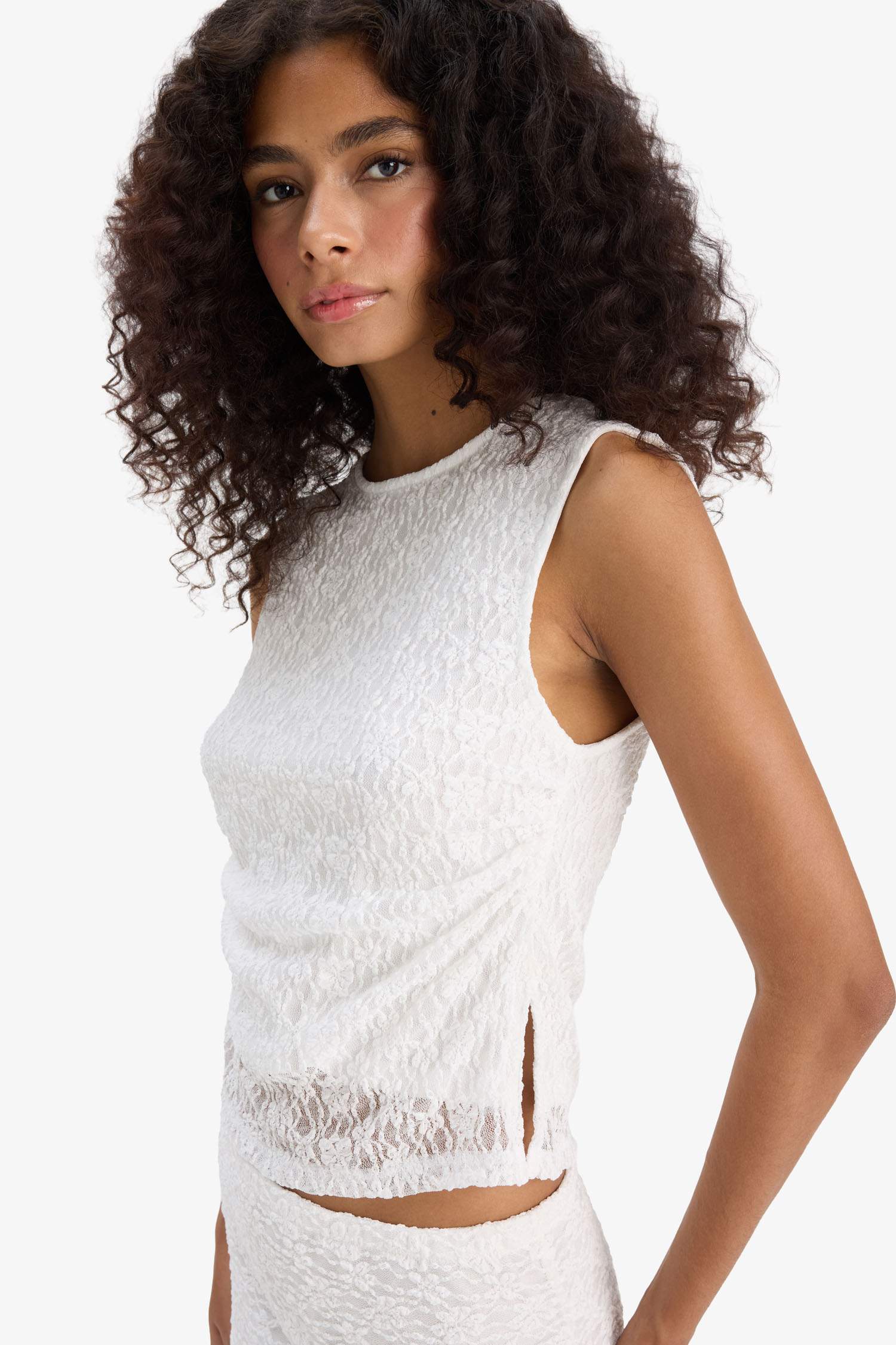 Slim Fit Dar Kesim Bisiklet Yaka Dantel Atlet