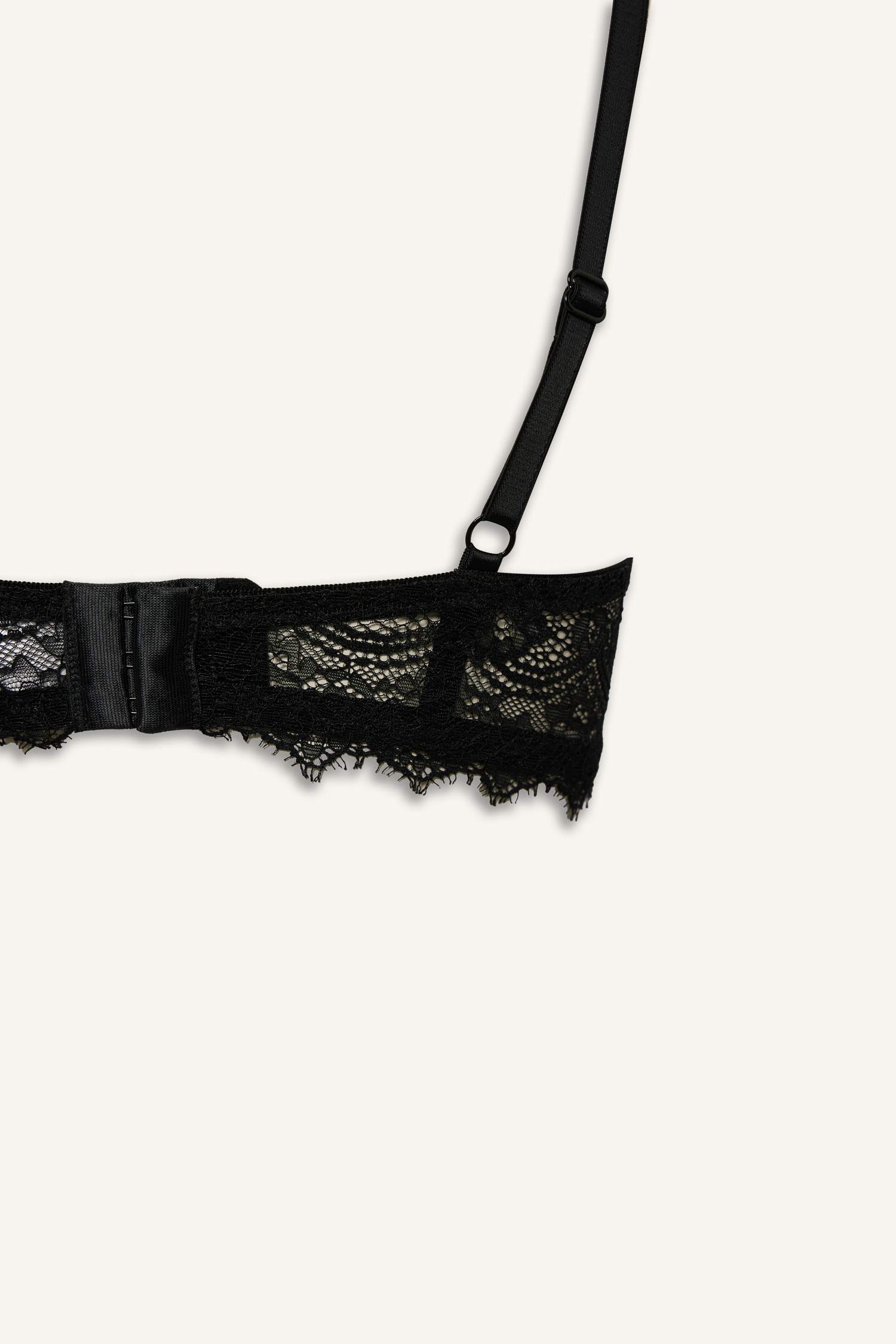 برا بدون بطانة بالدانتيل