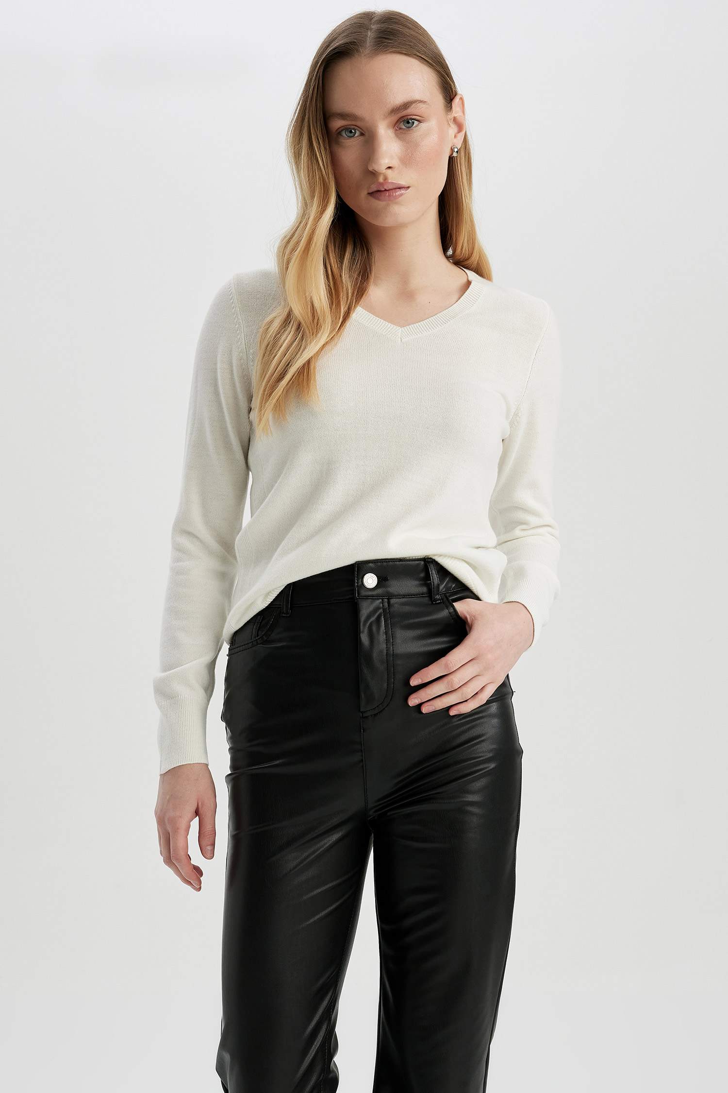 Пуловер стандартного кроя с V-образным вырезом для женщин