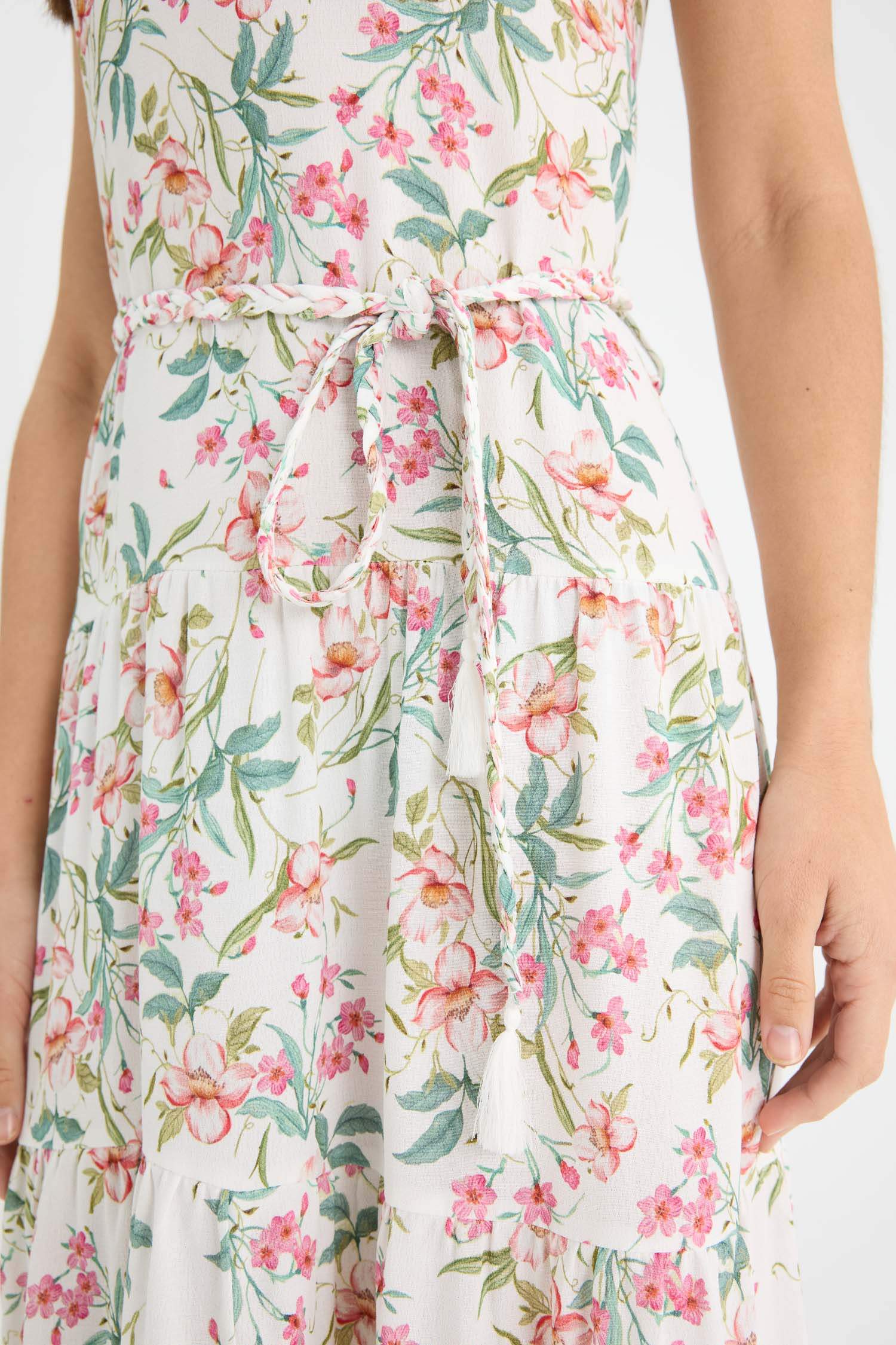 فستان ميدي فلورال منسوج بياخة مستديرة