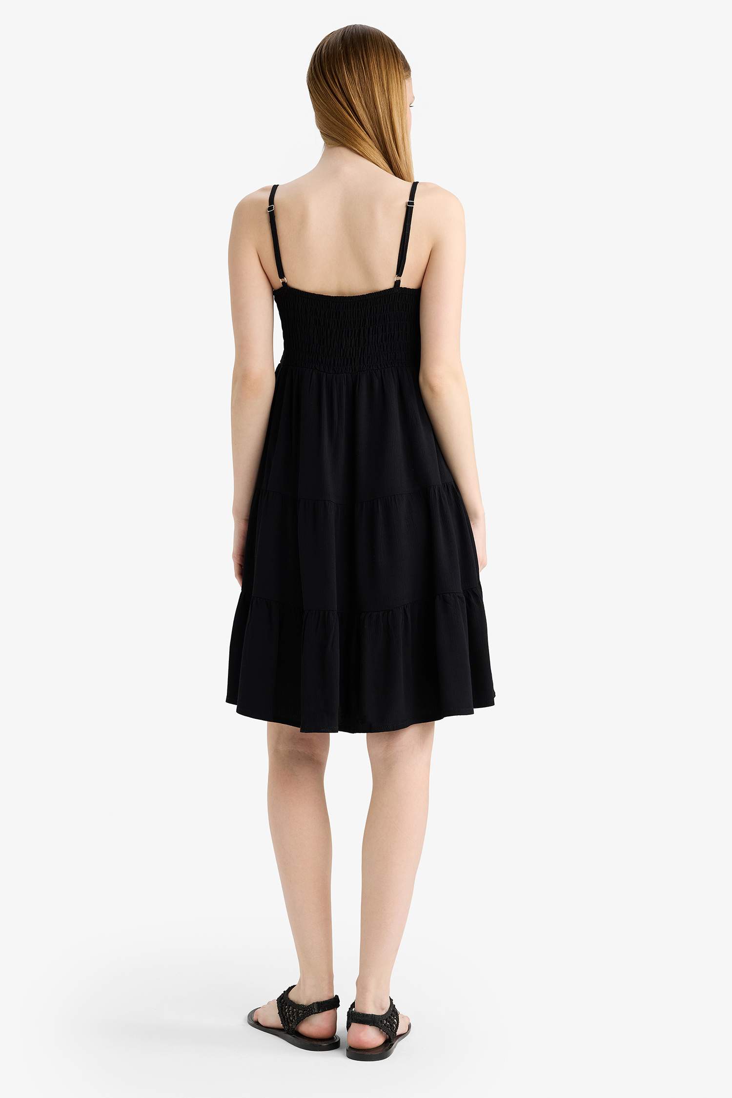 فستان اسود قصير كرنكيل بحمالات