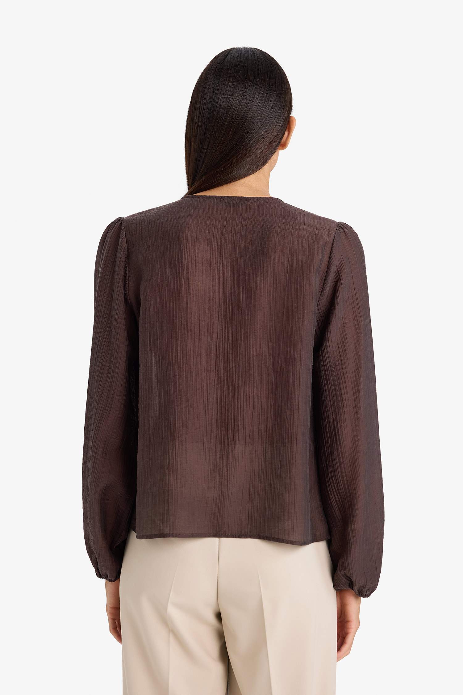 Regular Fit V-пішінді жағалы бүрмелі матадан тігілген ұзын жеңді блузка