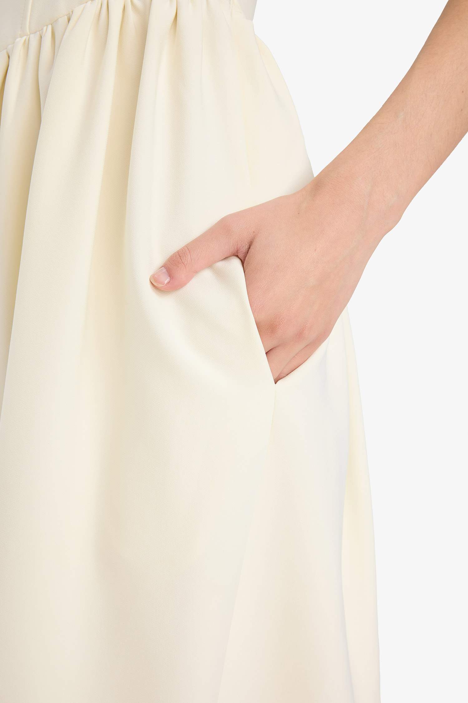 فستان ميدي بياخة مربعة بحمالات من Afra x DeFacto