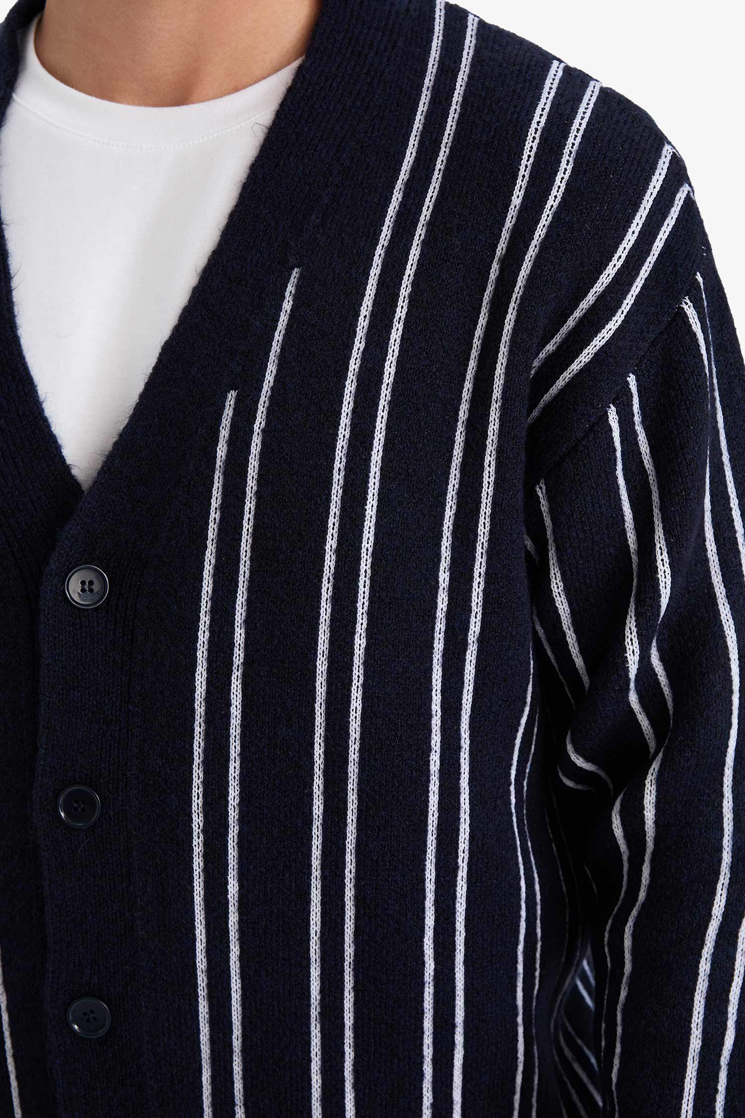 جاكيت تريكو مخطط قصة مريحة بياخة V