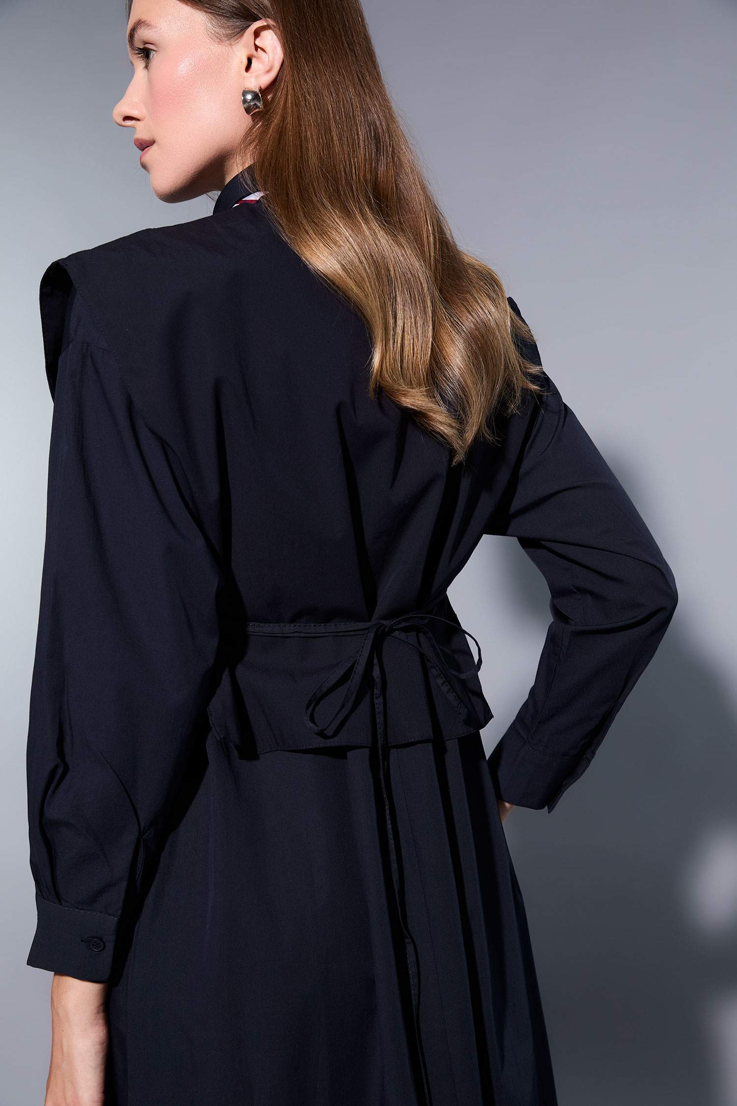 فستان كم طويل بوبلين بكتف نازل بياقة بشريط