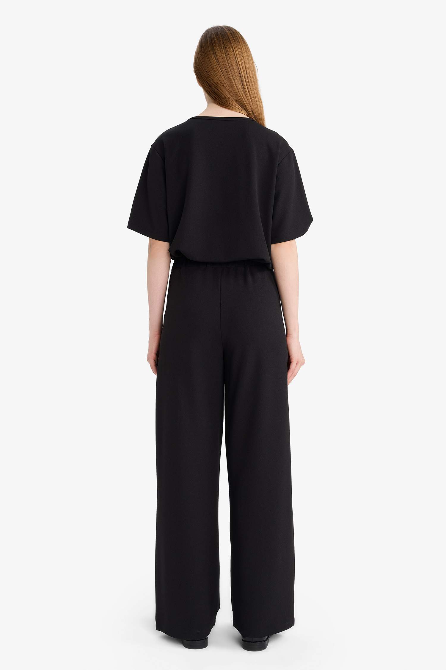 بنطرون قصة واسعة مستقيمة ورجل عادي