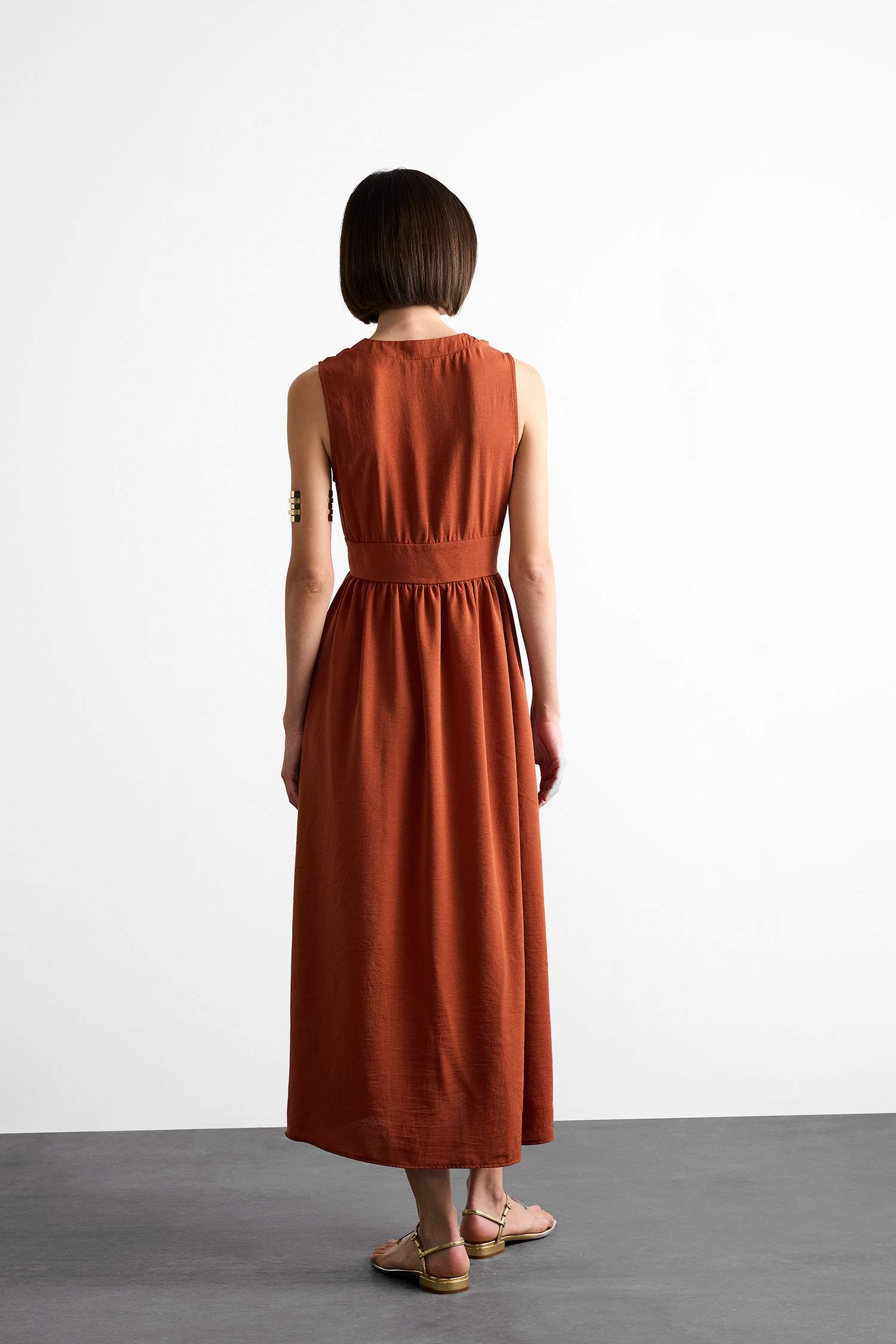 V Yaka Düğmeli Kolsuz Maxi Elbise