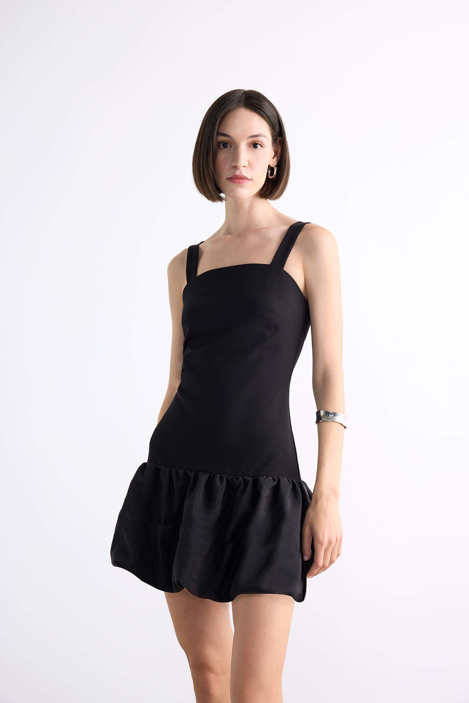 Fitted Vücudu Saran Askılı Mini Siyah Elbise