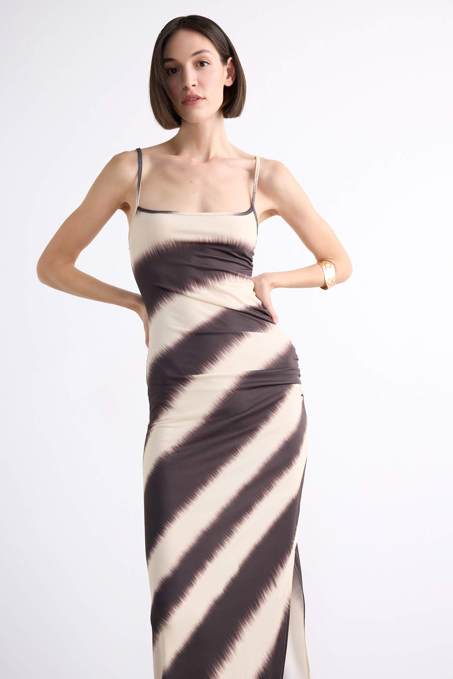 Fitted Vücudu Saran Desenli Yırtmaçlı Askılı Maxi Elbise