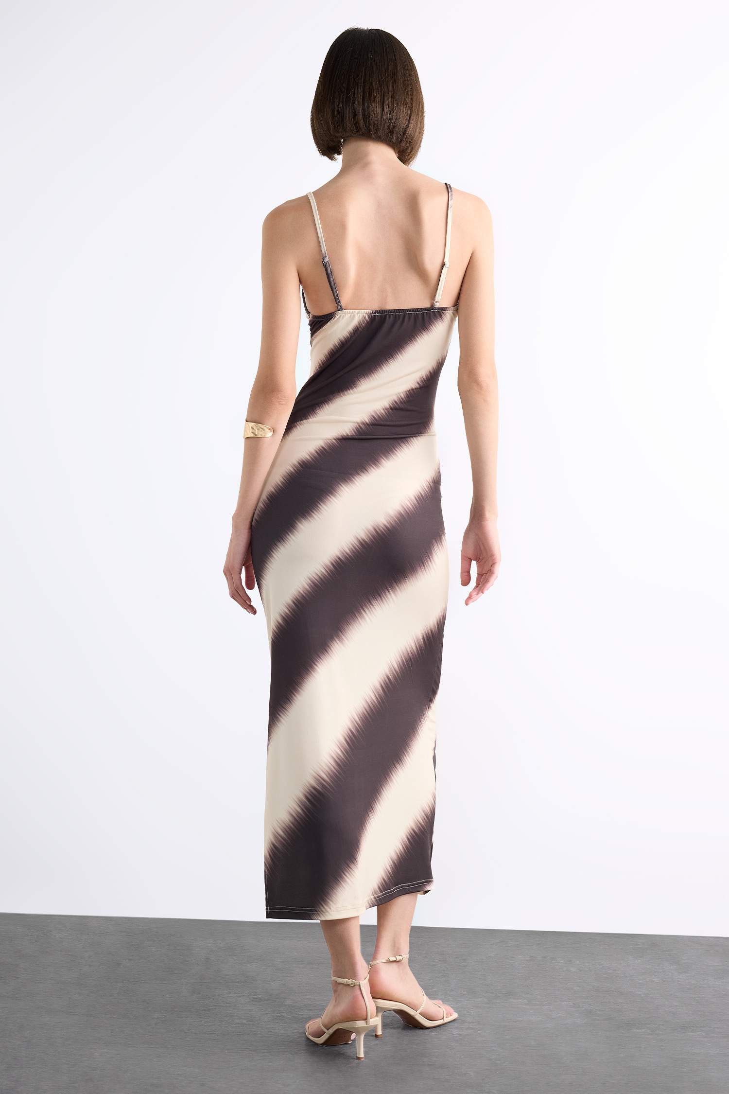 Fitted Vücudu Saran Desenli Yırtmaçlı Askılı Maxi Elbise