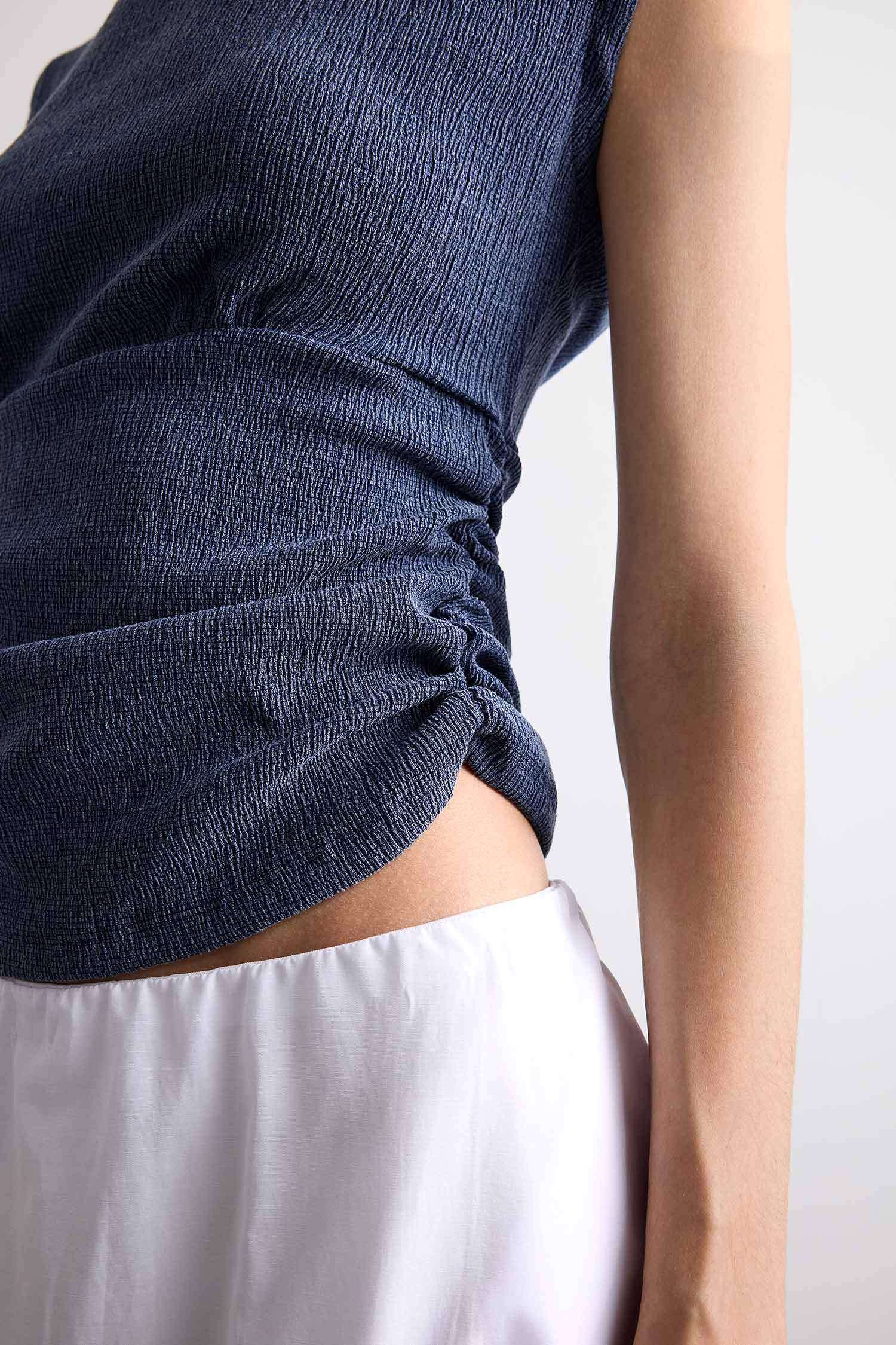 بلوزة كت سادة بياخة مدورة