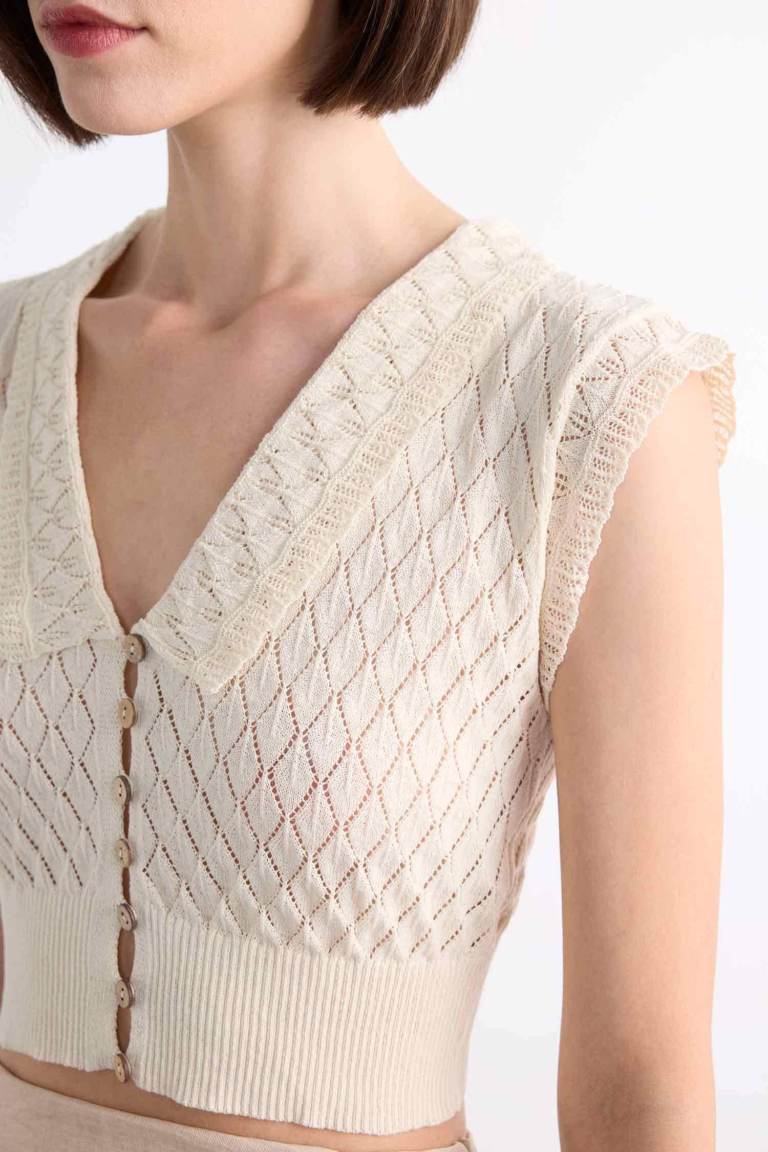 Crop Büyük Yaka Düğmeli Triko Atlet