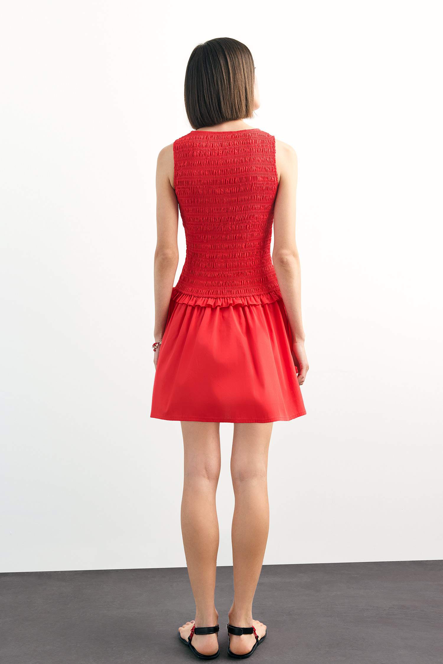 Yuvarlak Yaka Gipeli Kırmızı Mini Elbise