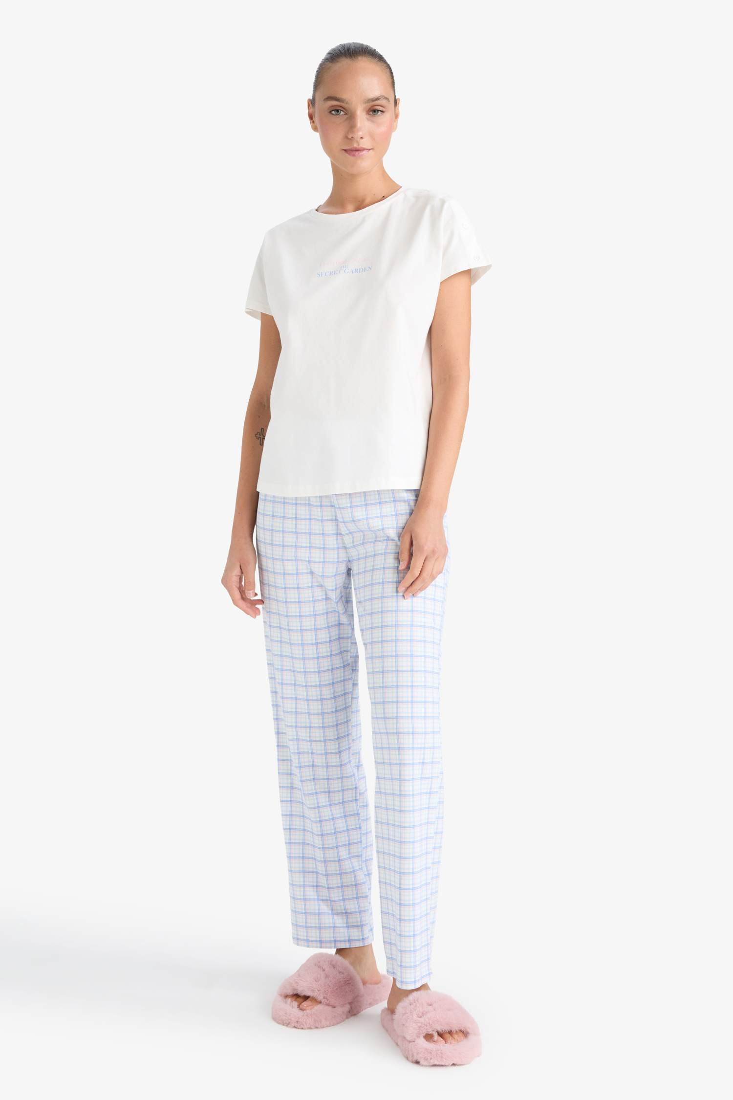 طقم قصة عادية بأكمام قصيرة من قطعتين